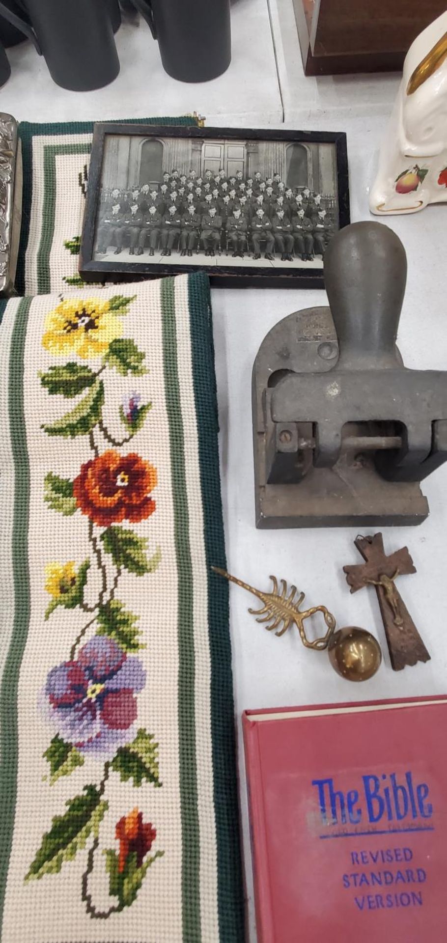 A LARGE VINTAGE LOT TO INCLUDE TREEN NAPKIN RINGS WITH CARVED ANIMALS, A PUNCH, TAPESTRY WALL - Image 4 of 5