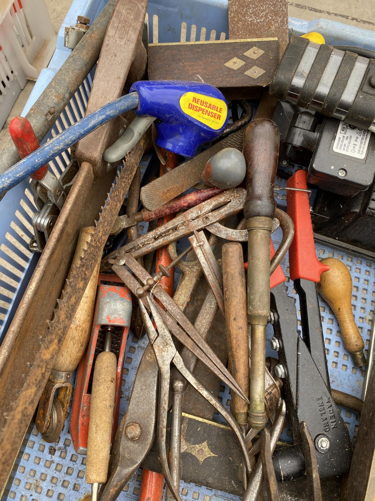 AN ASSORTMENT OF TOOLS TO INCLUDE SPIRIT LEVELS, EXTENSION LEADS AND SAWS ETC - Image 6 of 6