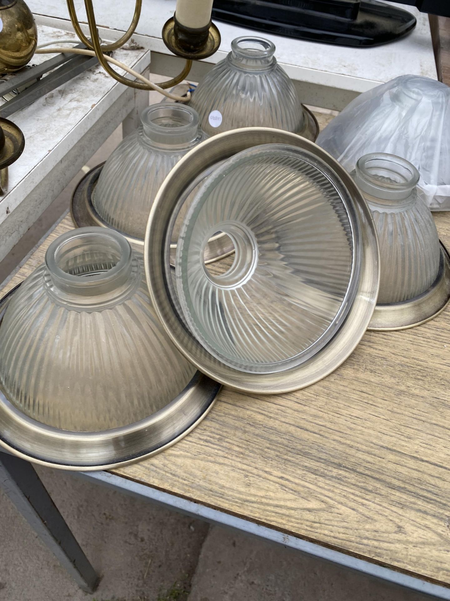 A LARGE ASSORTMENT OF LIGHT FITTINGS AND RETRO GLASS SHADES - Image 3 of 6
