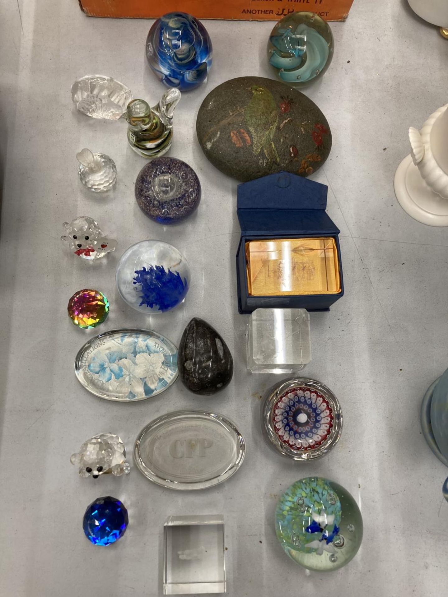 A LARGE COLLECTION OF GLASSWARE PAPERWEIGHTS TO INCLUDE A MDINA BIRD, ETC - 20 IN TOTAL