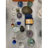 A LARGE COLLECTION OF GLASSWARE PAPERWEIGHTS TO INCLUDE A MDINA BIRD, ETC - 20 IN TOTAL