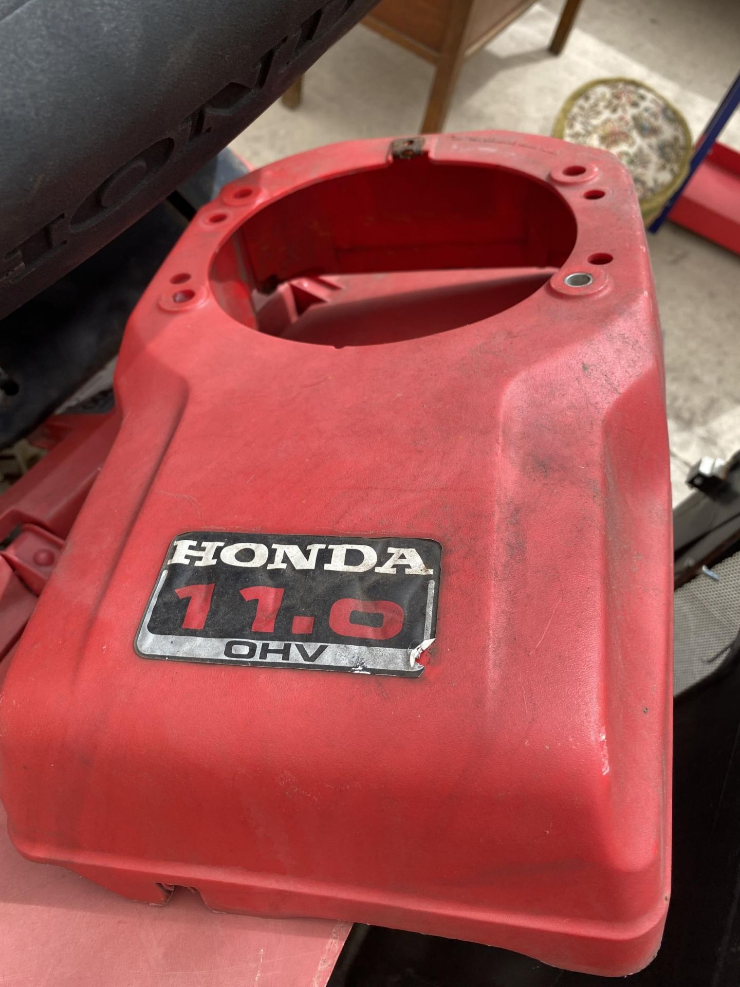 A HONDA 1211 RIDE ON LAWN MOWER WITH GRASS BOX FOR SPARES AND REPAIRS - Image 3 of 6