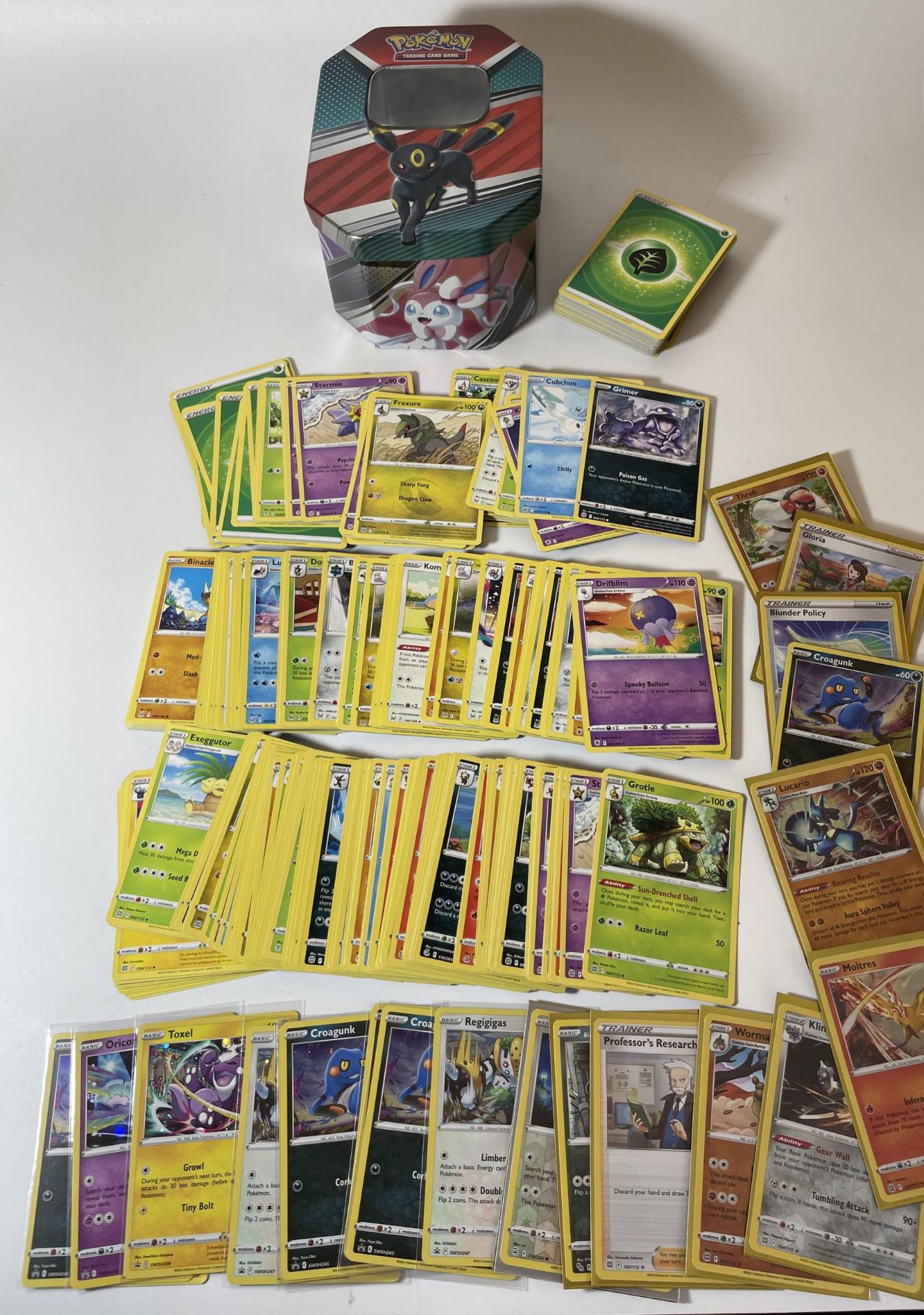 AN UMBREON TIN OF POKEMON TRADING CARDS, HOLOS ETC