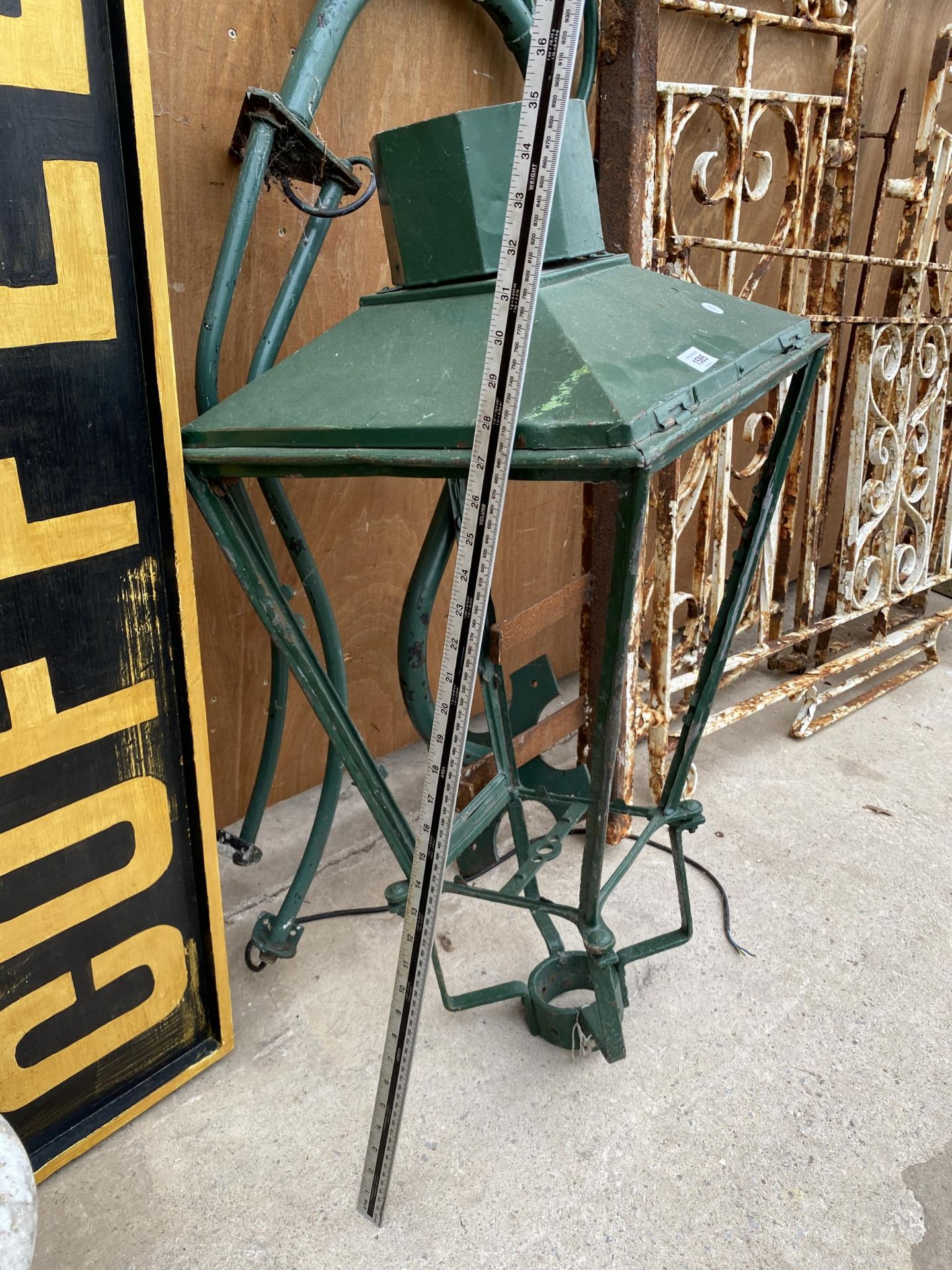 A VINTAGE DECORATIVE COURTYARD LIGHT WITH HANGING BRACKET (NO GLASS) - Image 3 of 4