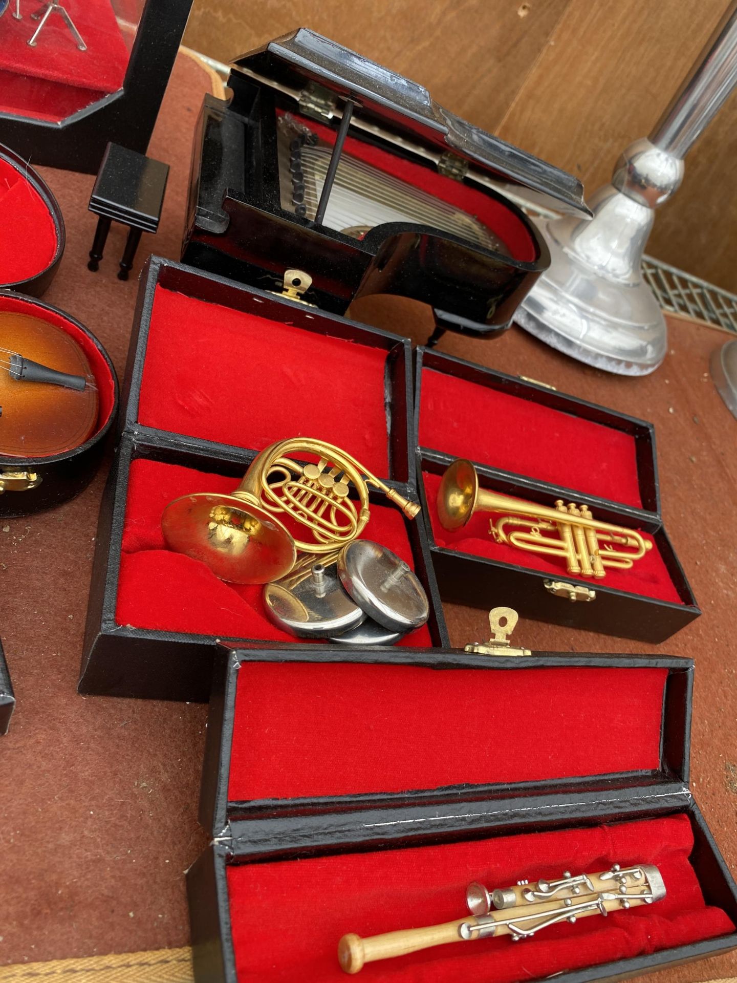 AN ASSORTMENT OF MINIATURE MODEL MUSICAL INSTRUMENTS - Image 3 of 4