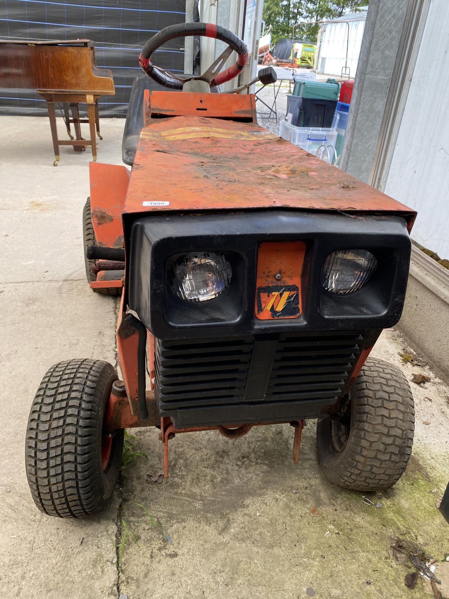 A WESTWOOD T1200 COMPACT TRACTOR FOR SPARES AND REPAIRS (KEY PRESENT) - Image 2 of 9