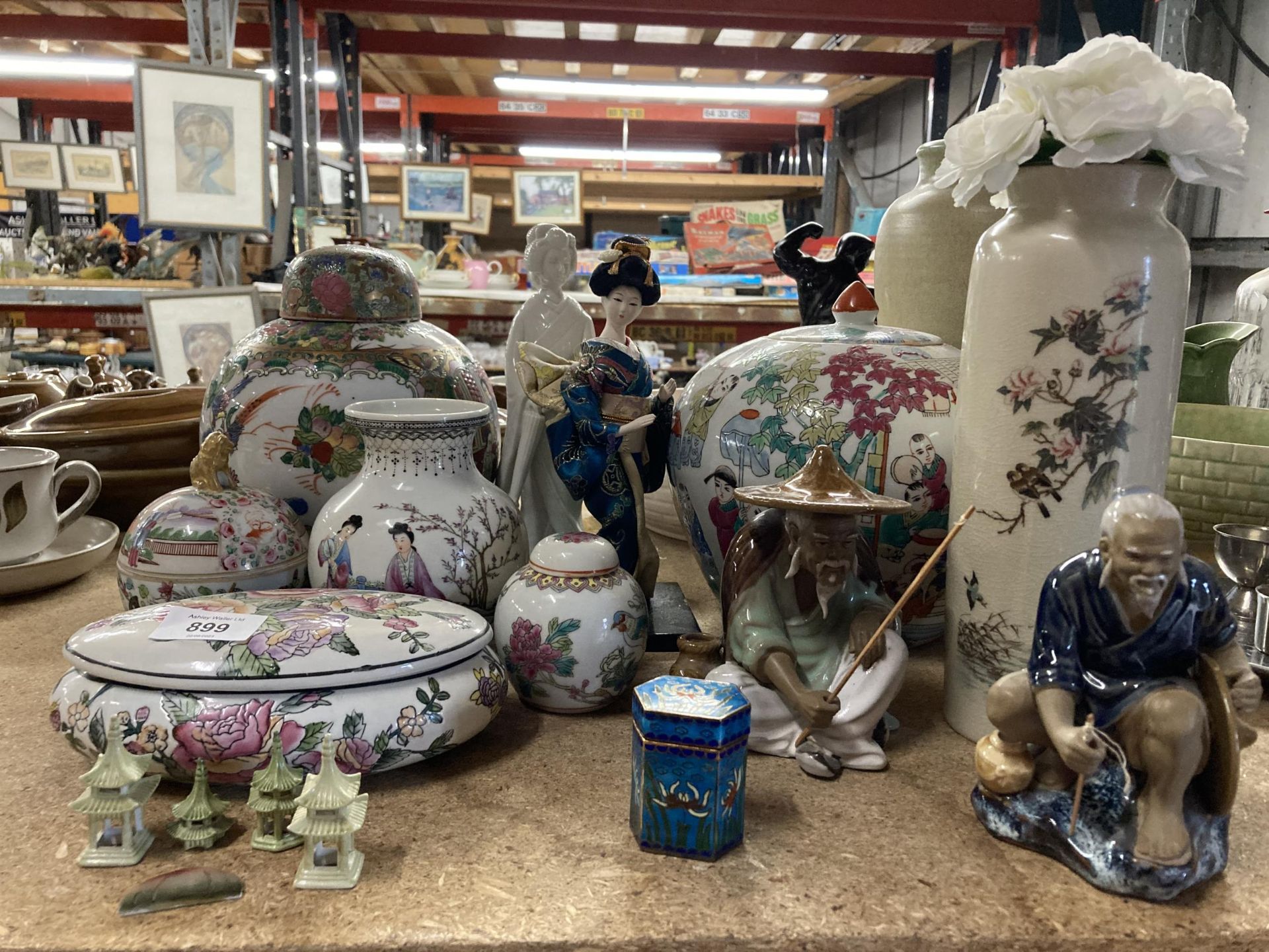 A MIXED GROUP OF CHINESE AND ORIENTAL CERAMICS TO INCLUDE FAMILLE ROSE GINGER JARS, MUD MEN FIGURES,