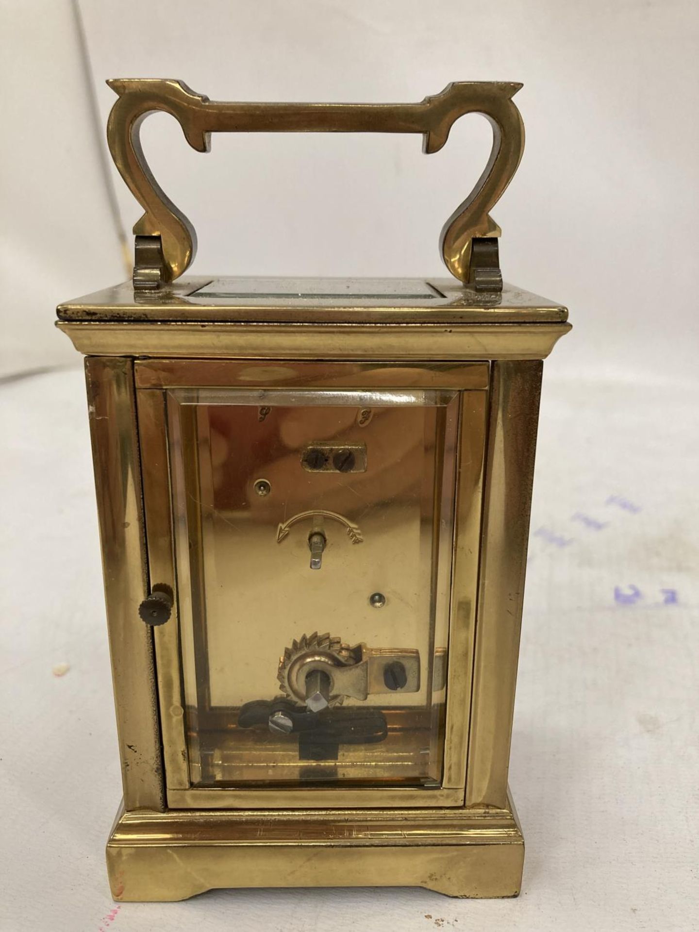 A VINTAGE BRASS CARRIAGE CLOCK WITH BEVELLED GLASS PANELS, GLASS SERVING BOWLS IN A GILT HOLDER, A - Image 3 of 4