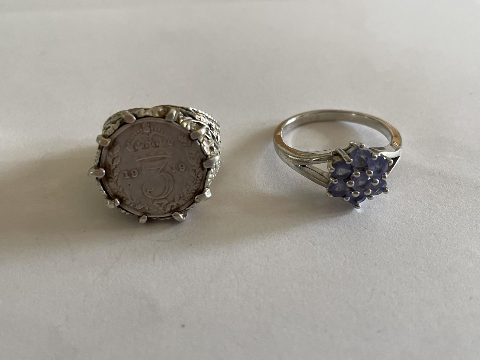 FOUR VARIOUS SILVER RINGS - Image 3 of 4