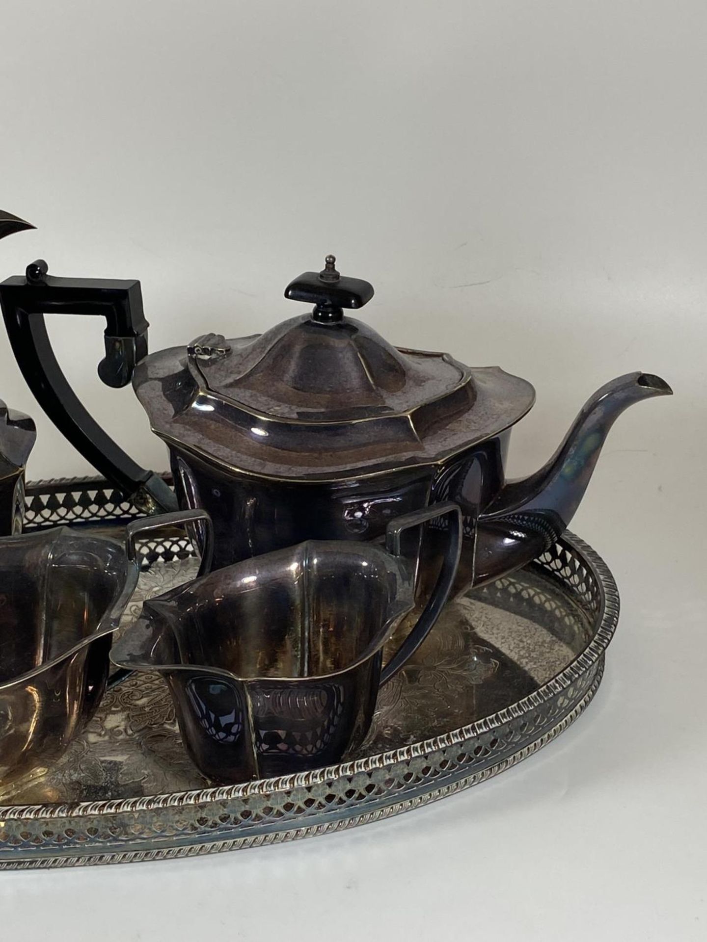 A VINTAGE A1 EPNS SILVER PLATED FOUR PIECE TEA SET TOGETHER WITH VINERS CAVENDISH PLATE PIERCED - Image 3 of 5