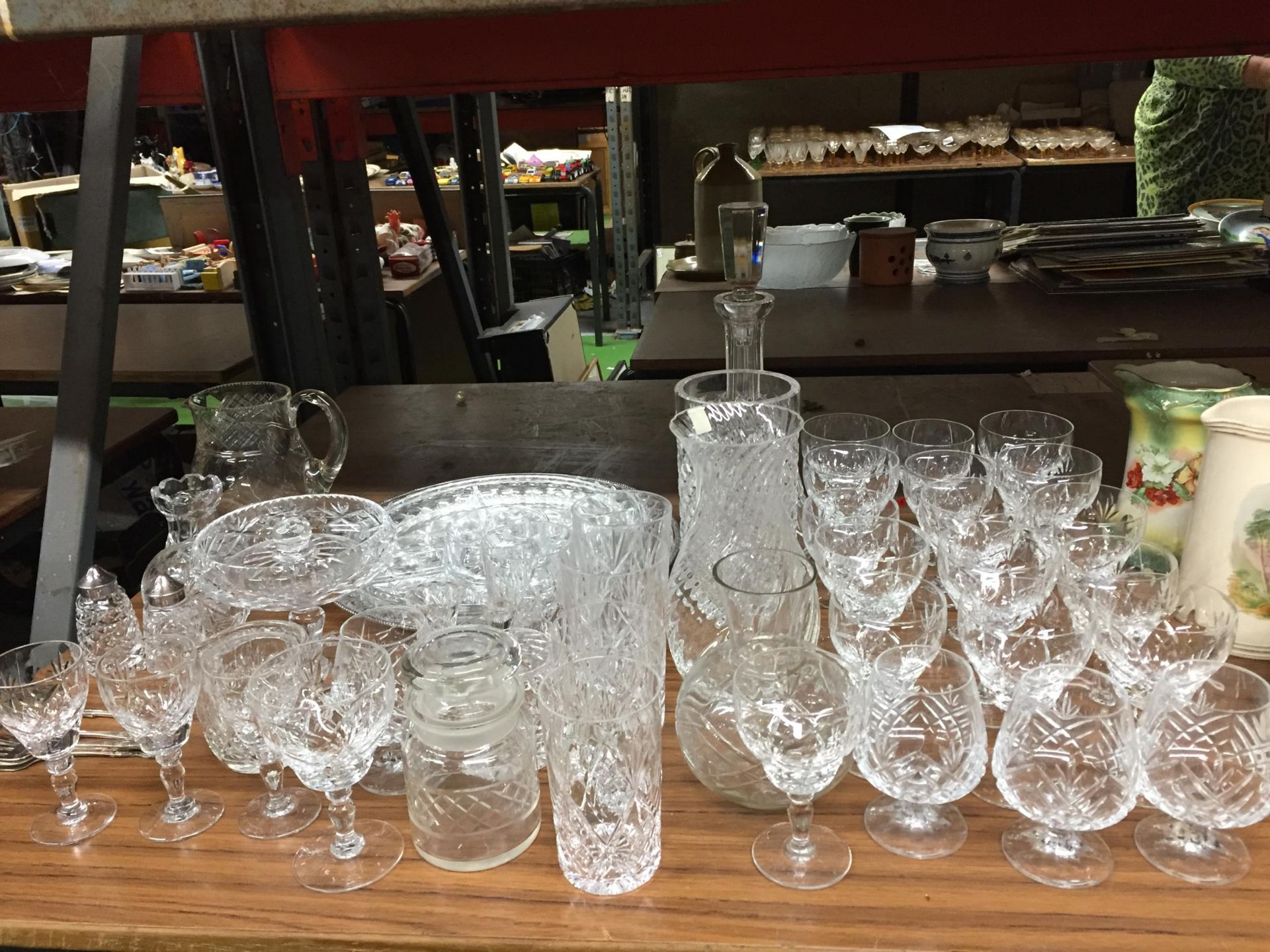 A LARGE COLLECTION OF CUT GLASS ITEMS, DRINKING GLASSES ETC