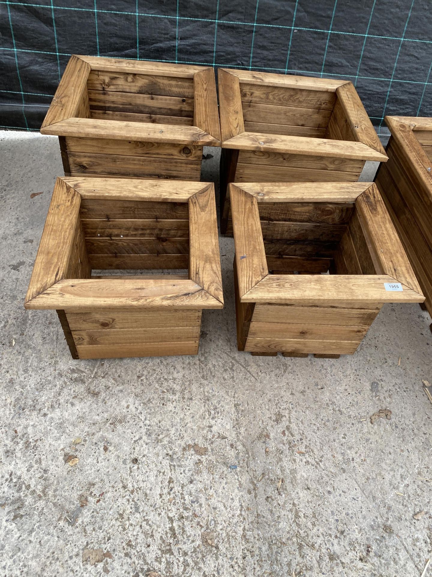 AN AS NEW EX DISPLAY CHARLES TAYLOR SET OF FOUR GRADUATED PLANTERS *PLEASE NOTE VAT TO BE CHARGED ON