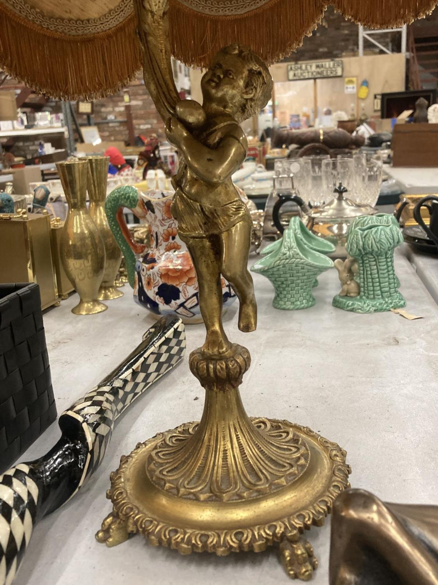 A VINTAGE ORMOLU GILT CHERUB TABLE LAMP AND SHADE - Bild 2 aus 4