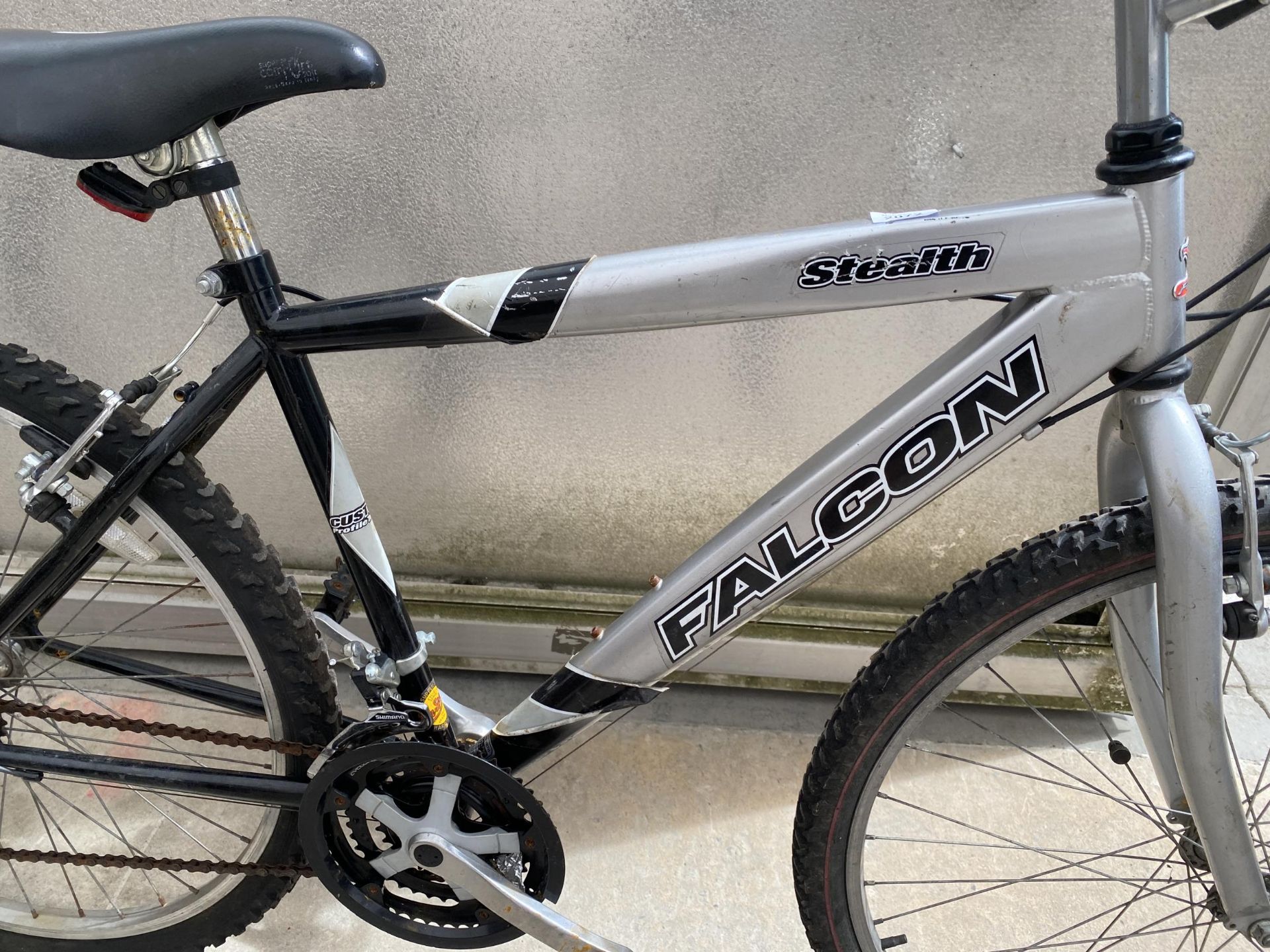 A GENTS FALCON MOUNTAIN BIKE WITH AN 18 GEAR SHIMANO SYSTEM - Image 2 of 3