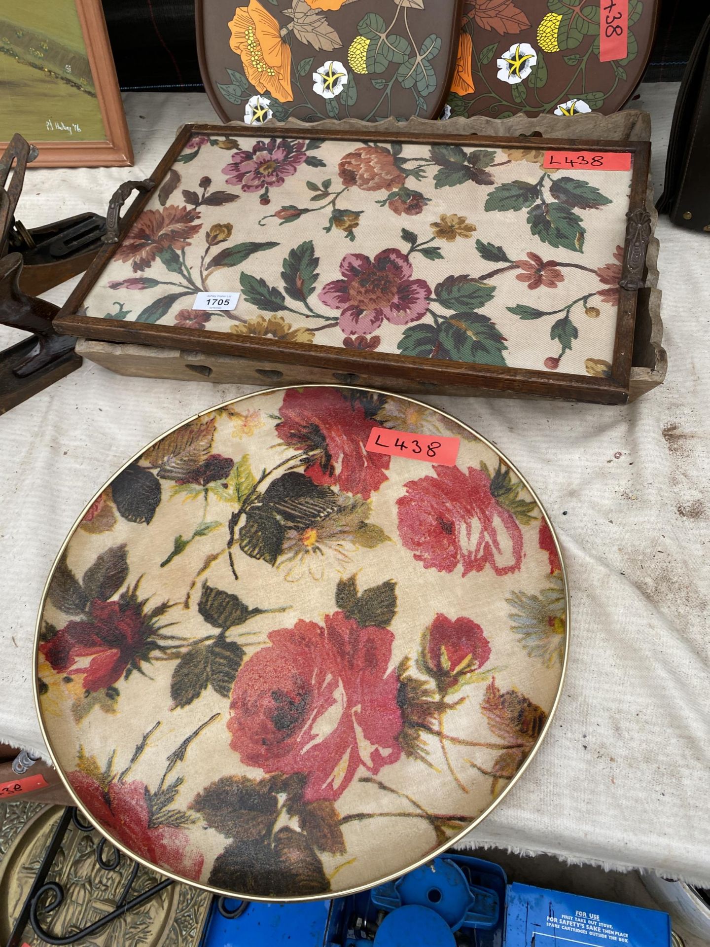 AN ASSORTMENT OF VINTAGE AND RETRO TRAYS - Image 4 of 4