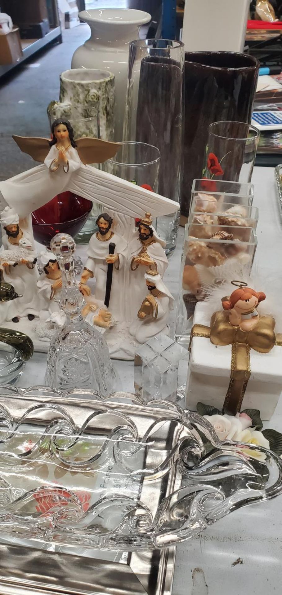 A MIXED LOT TO INCLUDE VASES, TUMBLERS, PHOTO FRAMES, SHELLS, A NATIVITY SCENE, GLASSWARE, ETC - Image 3 of 3