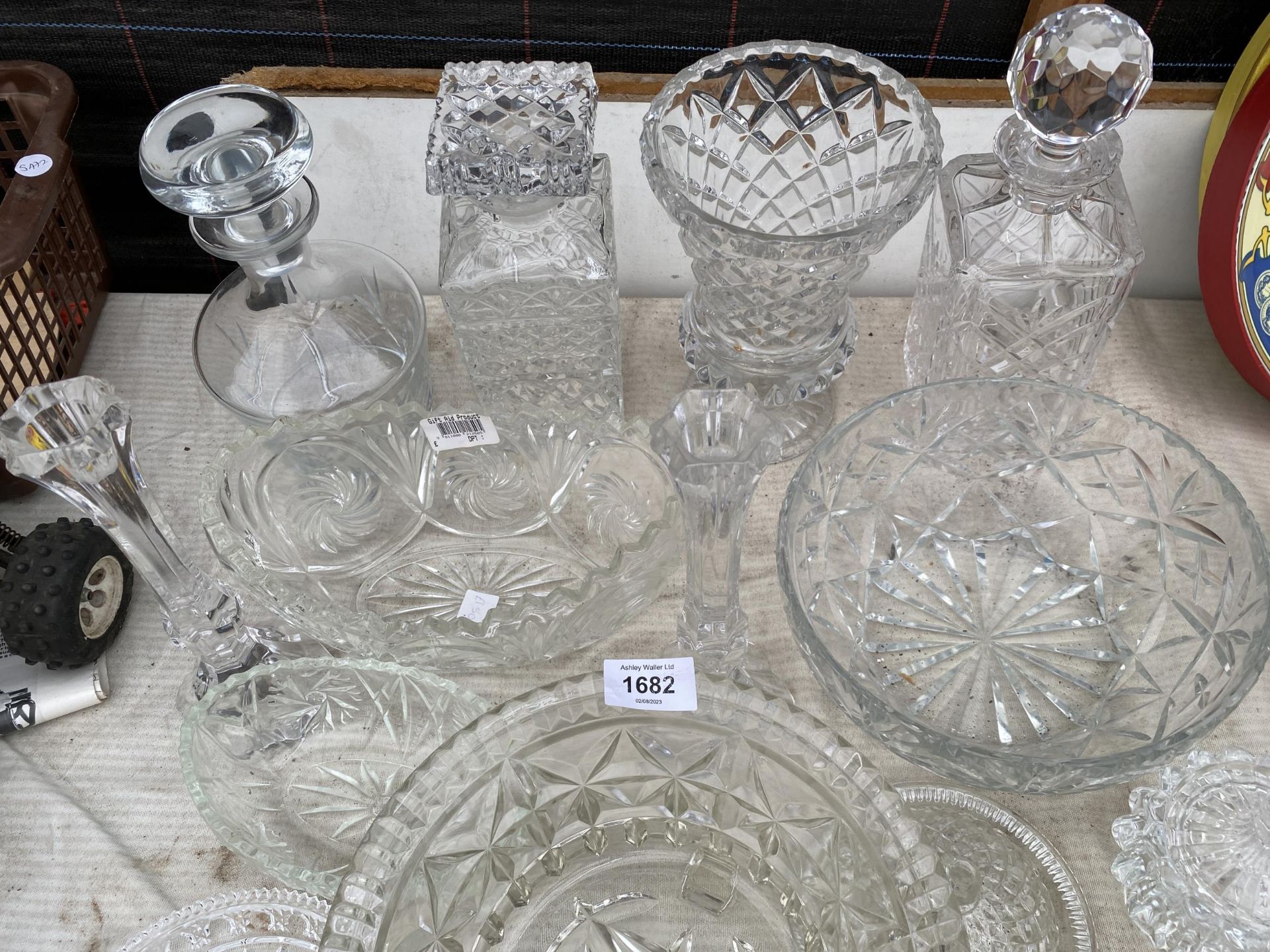 AN ASSORTMENT OF CUT GLASS ITEMS TO INCLUDE DECANTERS AND BOWLS ETC - Image 2 of 5
