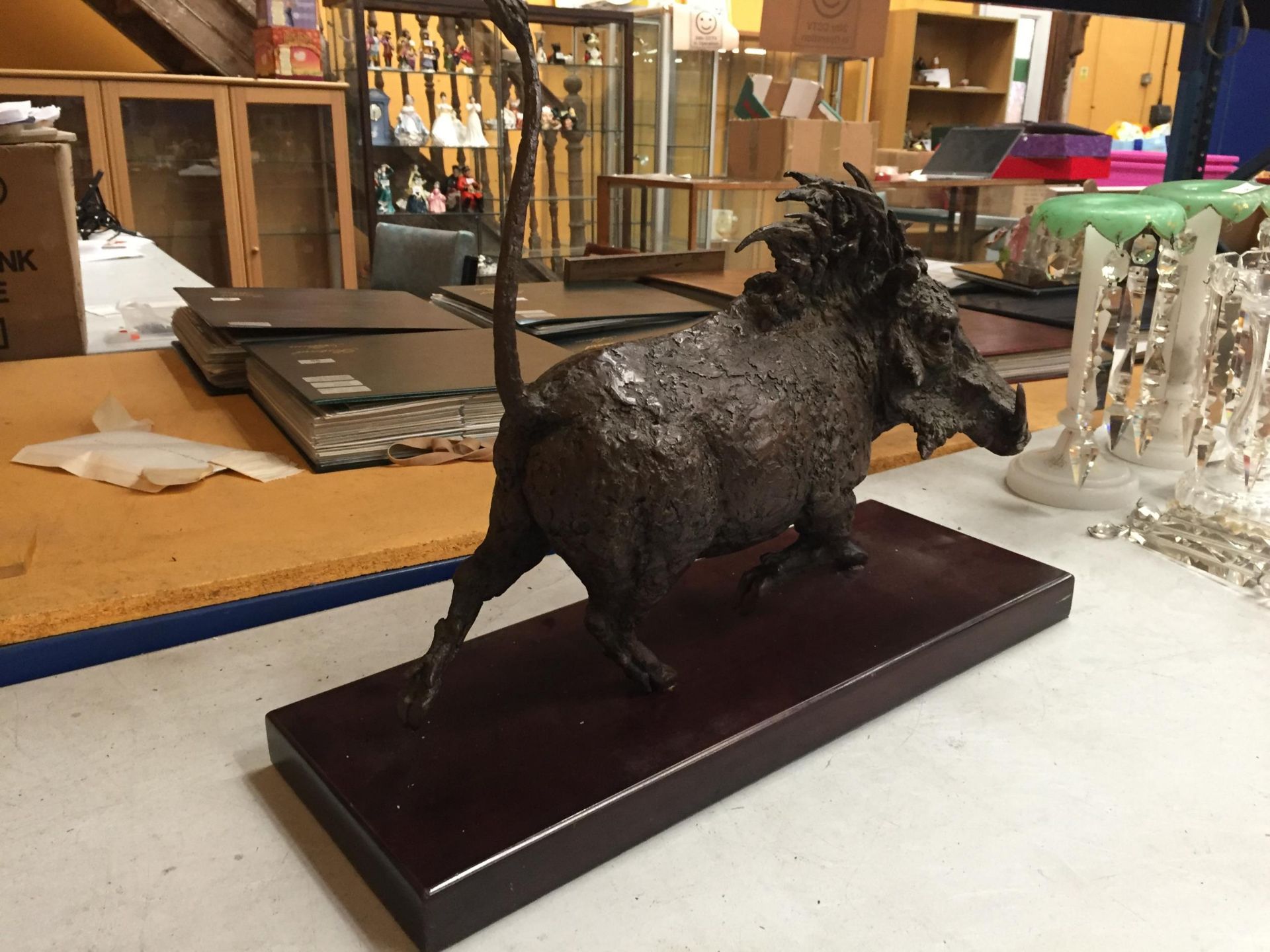 A BRONZE MODEL OF A WARTHOG ON PLINTH BASE - Bild 4 aus 4