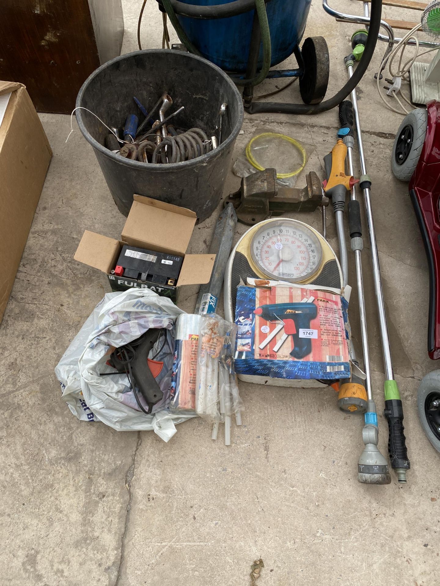 AN ASSORTMENT OF ITEMS TO INCLUDE A SET OF SCALES, A SMALL BENCH VICE AND HOSE PIPE ATTATCHMENTS ETC