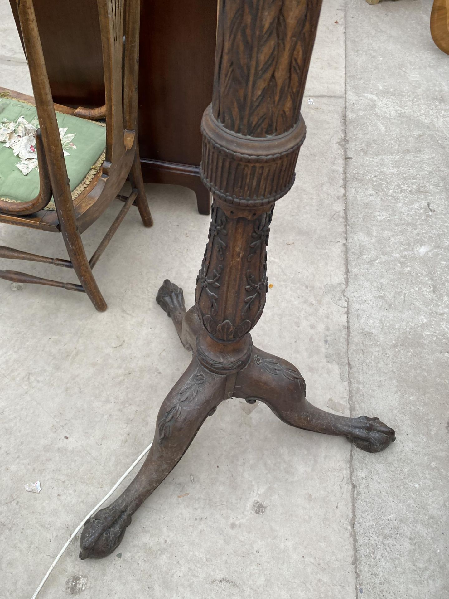 AN EARLY 20TH CENTURY MAHOGANY STANDARD LAMP ON TRIPOD BASE WITH FLAT BALL AND CLAW FEET - Image 2 of 3