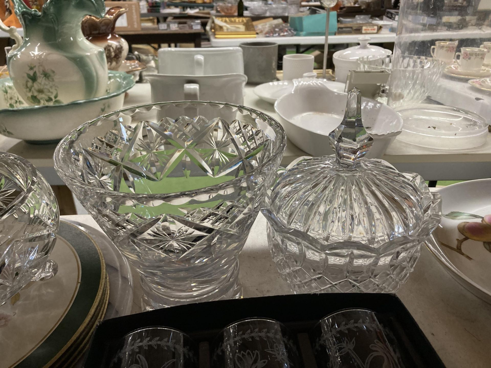 A MIXED LOT OF GLASSWARE TO INCLUDE BOXED GLASS SET, CUT GLASS FRUIT BOWL ETC - Image 2 of 3