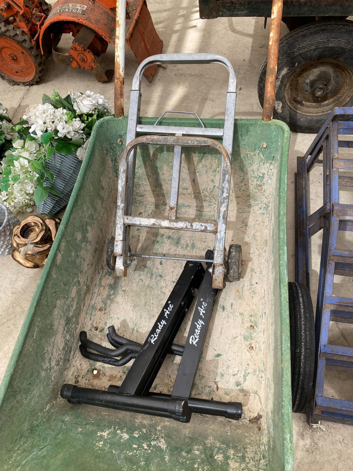 AN ASSORTMENT OF ITEMS TO INCLUDE A TWO WHEELED TROLLEY AND A PAIR OF CAR RAMPS ETC - Image 3 of 3