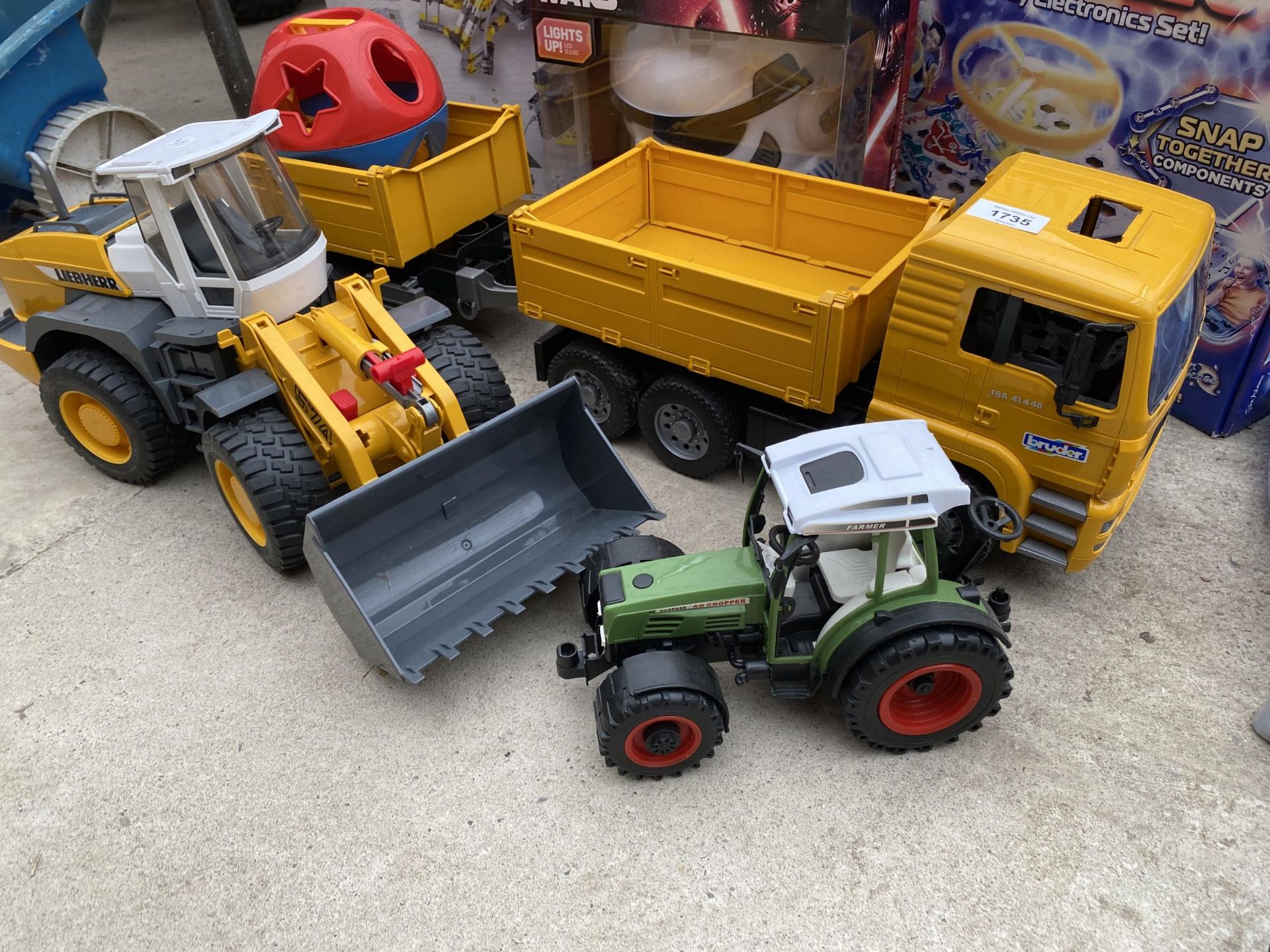 AN ASSORTMENT OF CHILDRENS TOYS TO INCLUDE AGRUICULTURAL VEHICLES, A BOARD GAME AND A ROBOTICS - Image 3 of 3