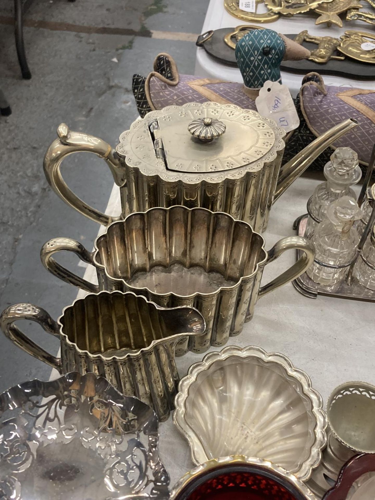 A LARGE QUANTITY OF SILVER PLATED ITEMS TO INCLUDE A TEAPOT, COFFEE POT, BOWLS, JUGS, SALTS WITH - Bild 3 aus 5