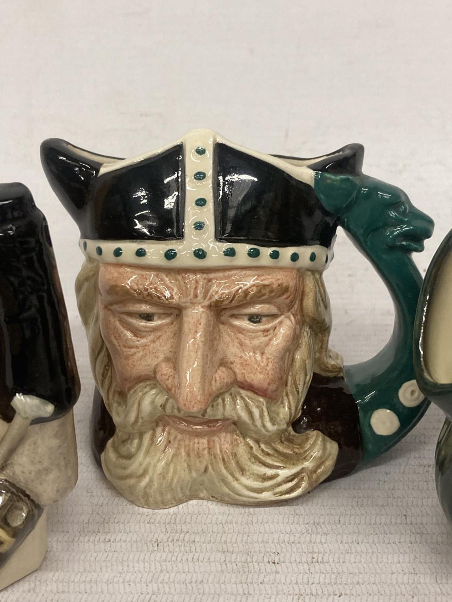 FIVE ROYAL DOULTON CHARACTER JUGS AND A FIGURE OF TONY WELLER TO INCLUDE VIKING, BEEFEATER, ETC., - Bild 2 aus 3