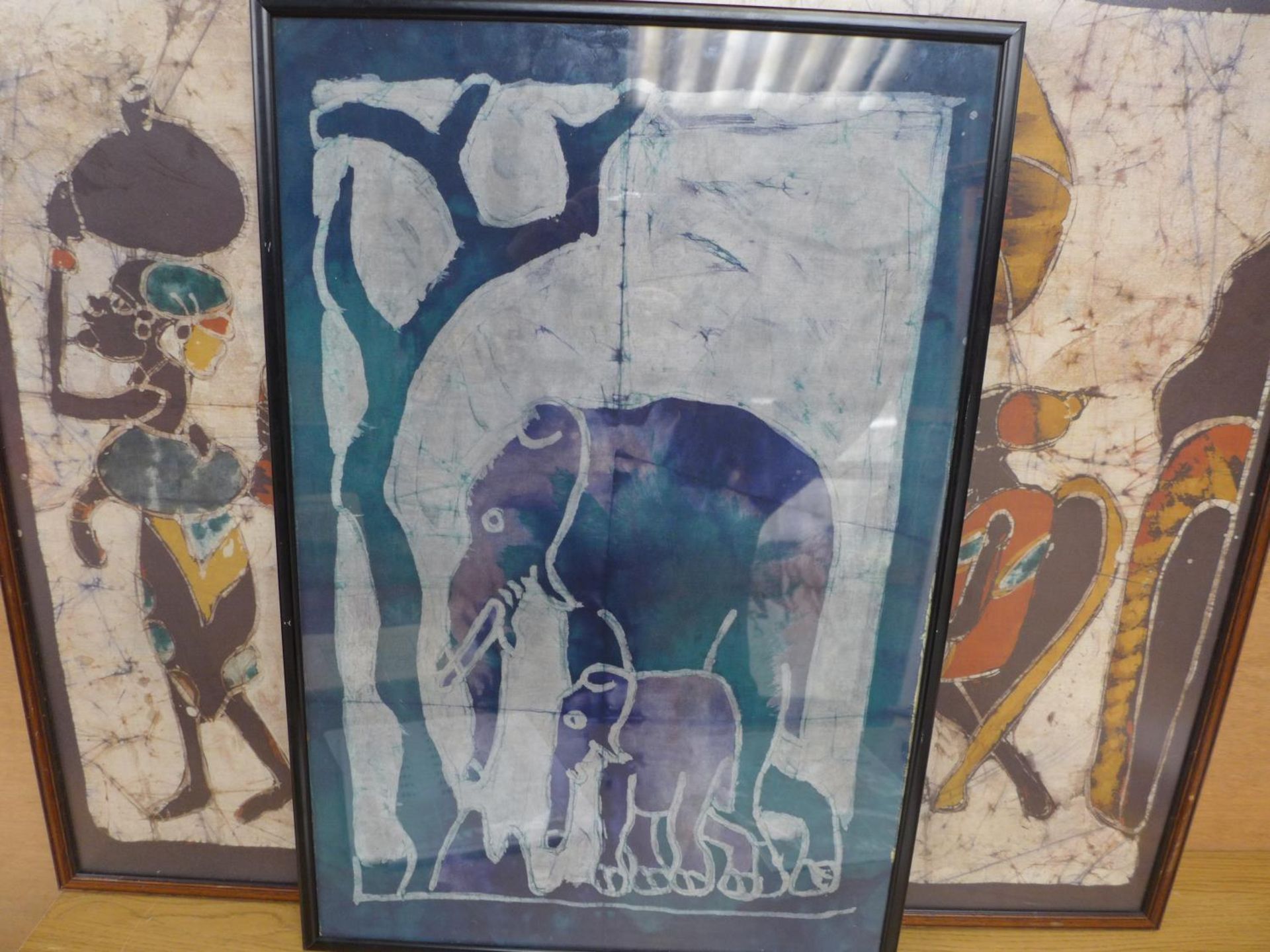 AFRICAN PAINTING ON SILK DEPICTING FOUR FIGURES, 63X83CM, FRAMED AND GLAZED AND ANOTHER SILK - Bild 5 aus 6