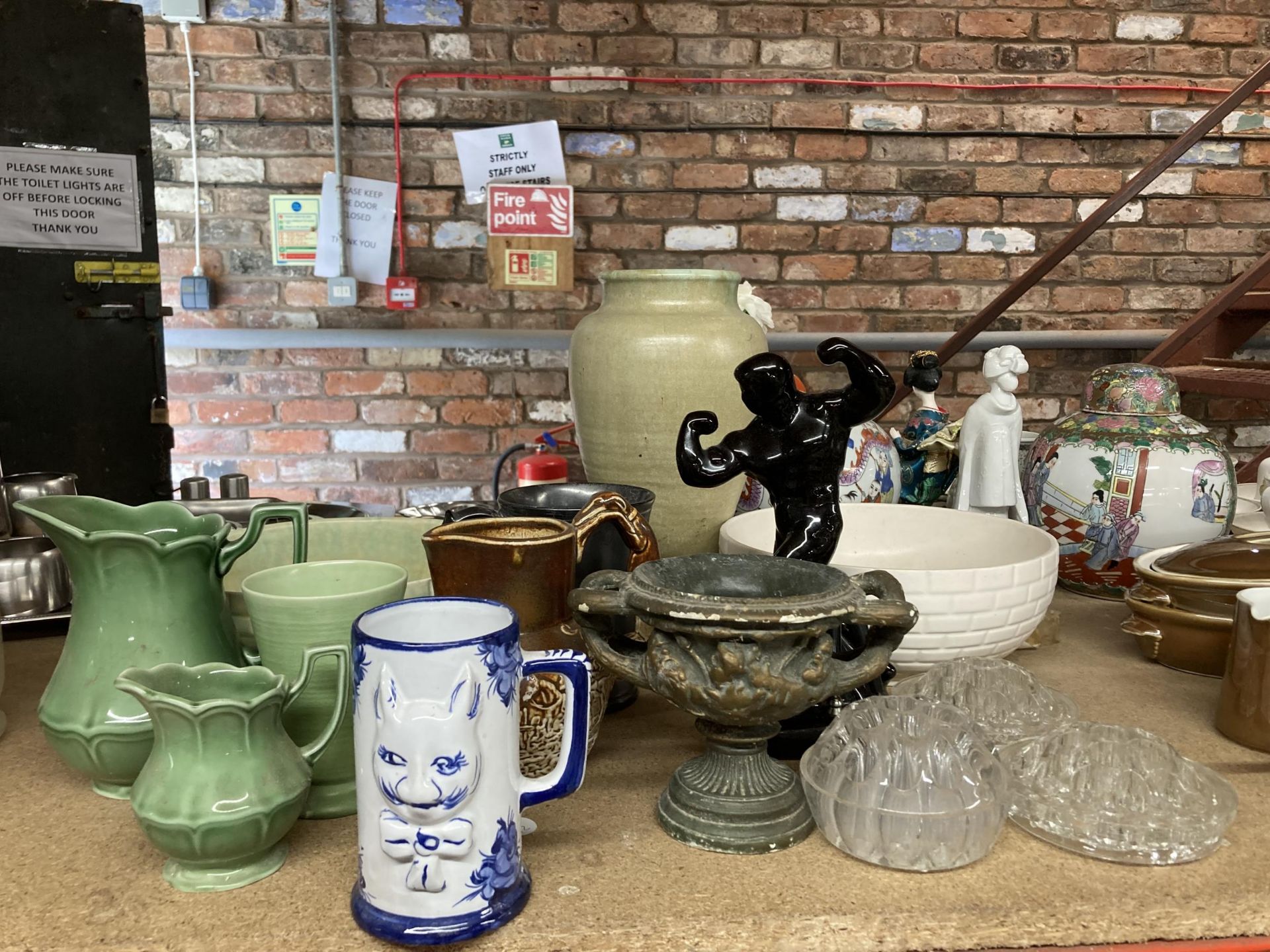 A MIXED LOT TO INCLUDE STONEWARE VASE AND JUGS, BODYBUILDER FIGURE, PORTUGUESE CAT VASE ETC