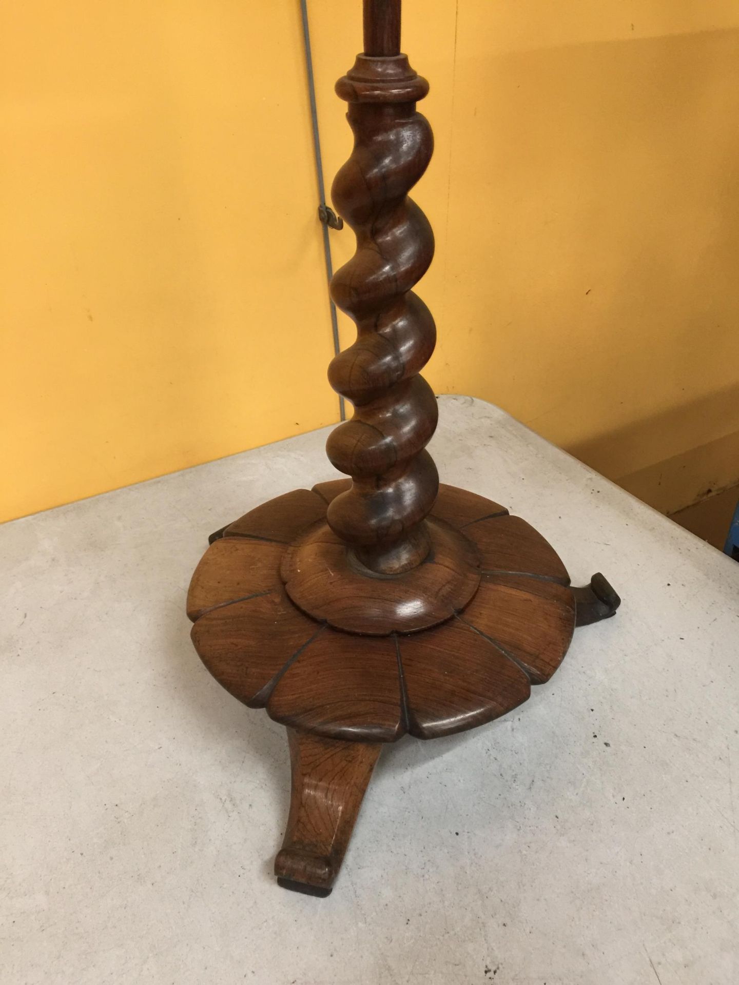 A VICTORIAN MAHOGANY NEEDLEWORK STAND WITH BARLEY TWIST COLUMN - Image 2 of 3