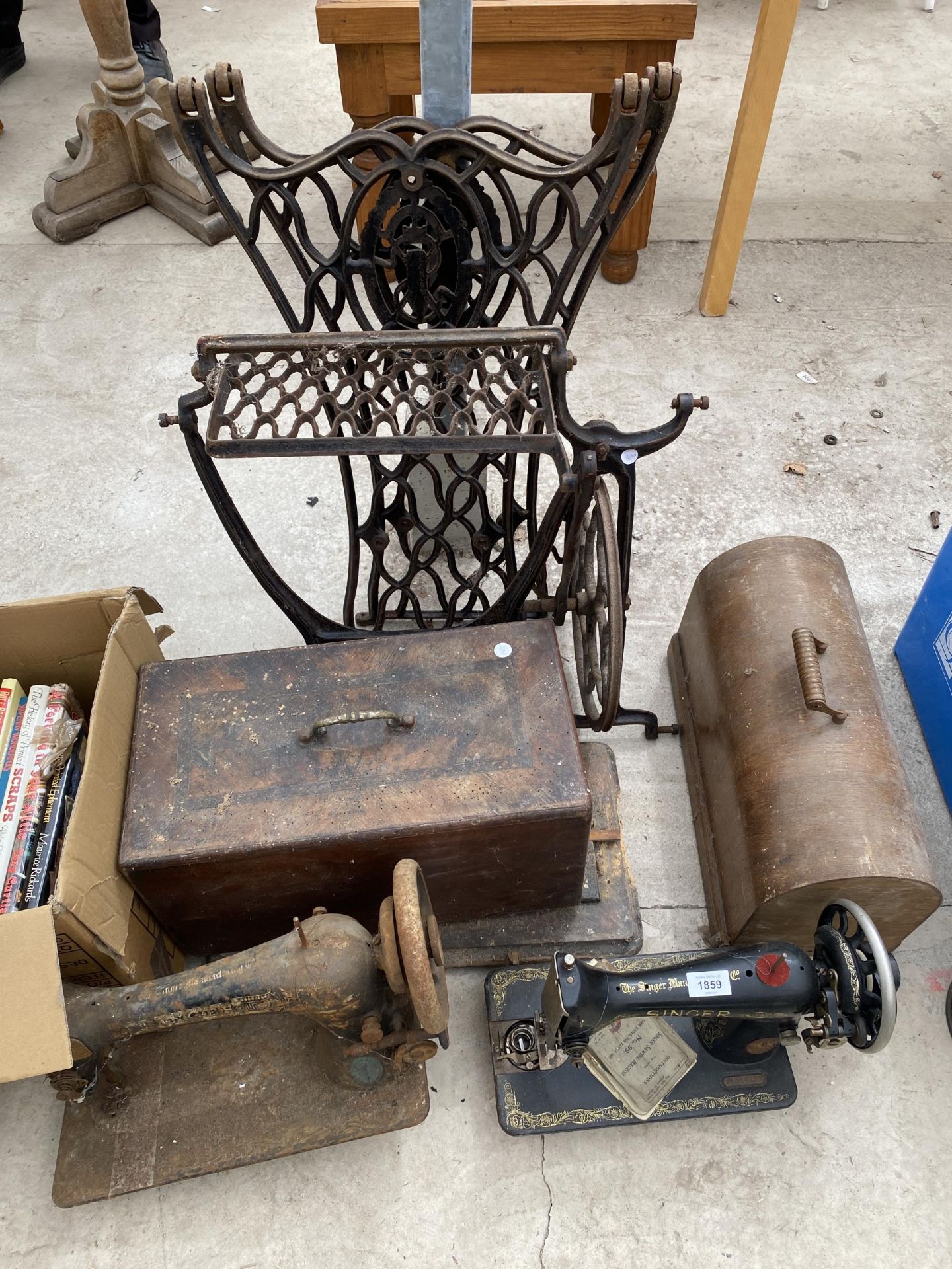 AN ASSORTMENT OF VINTAGE SINGER SEWING MACHINES AND PARTS TO INCLUDE A TREADLE BASE ETC