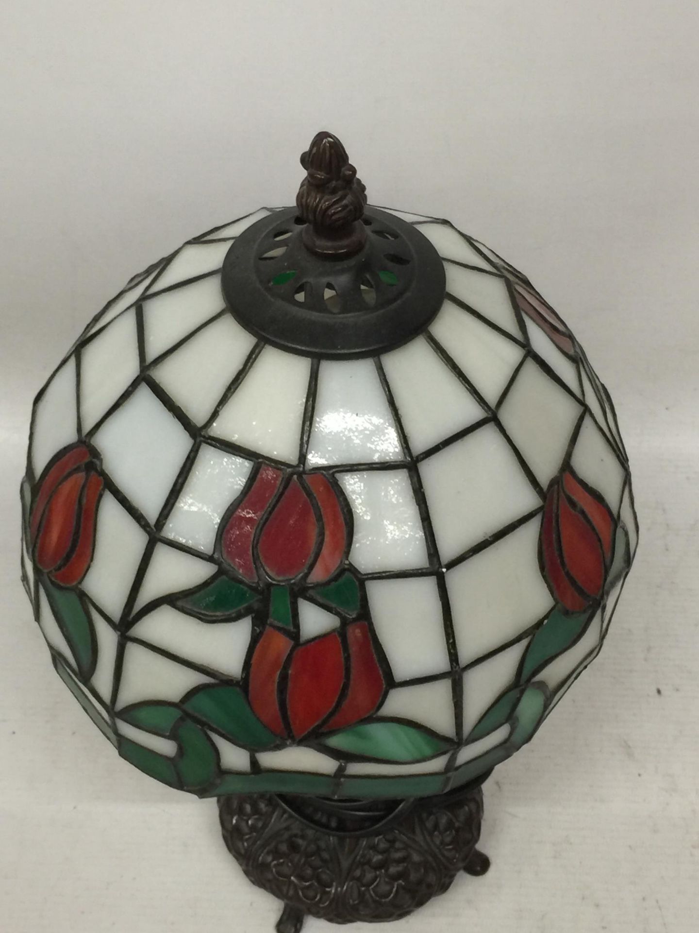 A TIFFANY STYLE TABLE LAMP AND SHADE - Image 3 of 3