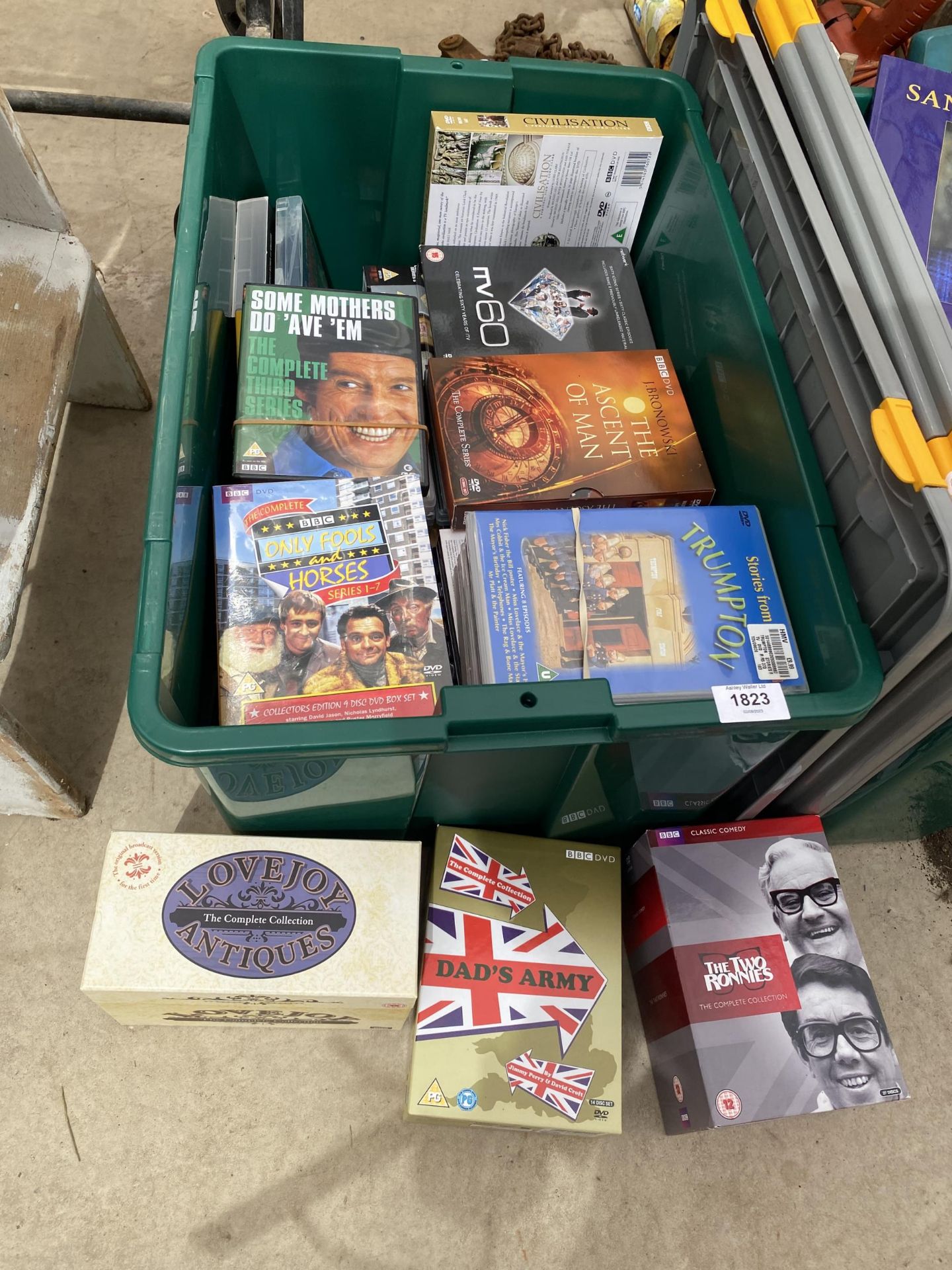 A LARGE ASSORTMENT OF DVDS TO INCLUDE SEVERAL BOXSETS