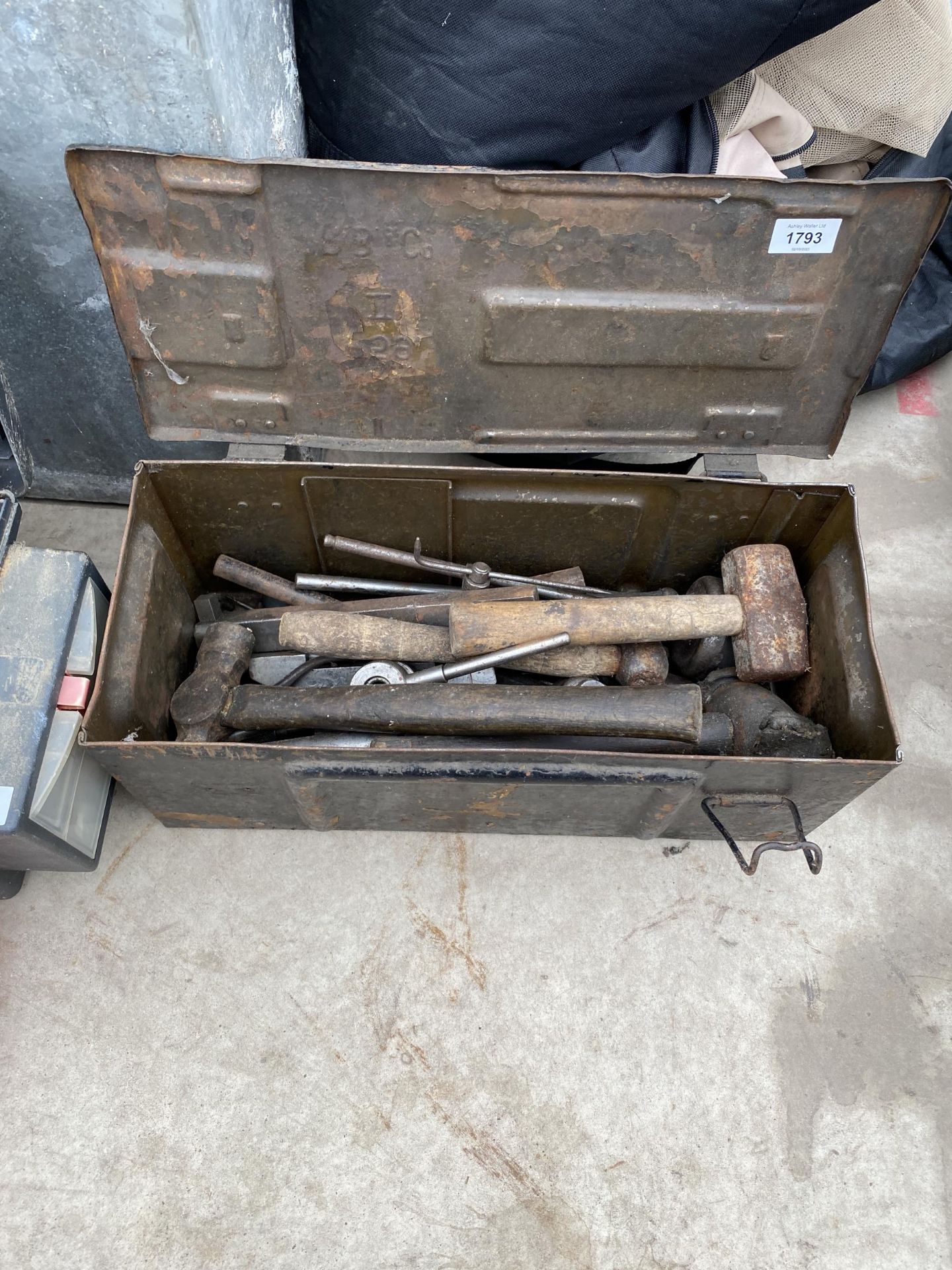 A METAL TOOL BOX WITH AN ASSORTMENT OF TOOLS TO INCLUDE HAMMERS ETC
