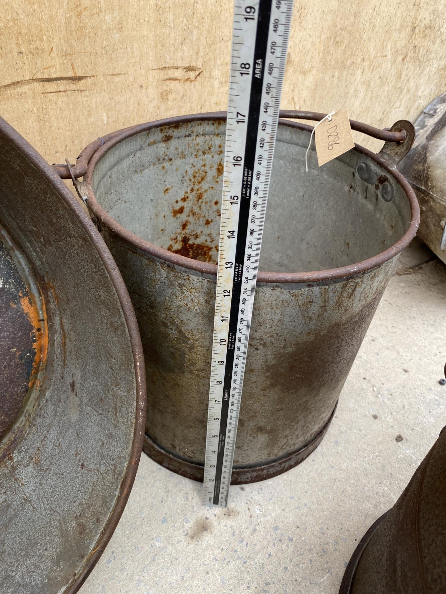 AN ASSORTMENT OF VINTAGE TIN AND GALVANISED ITEMS TO INCLUDE A SMALL BATH AND A CHEESE VAT ETC - Image 3 of 4