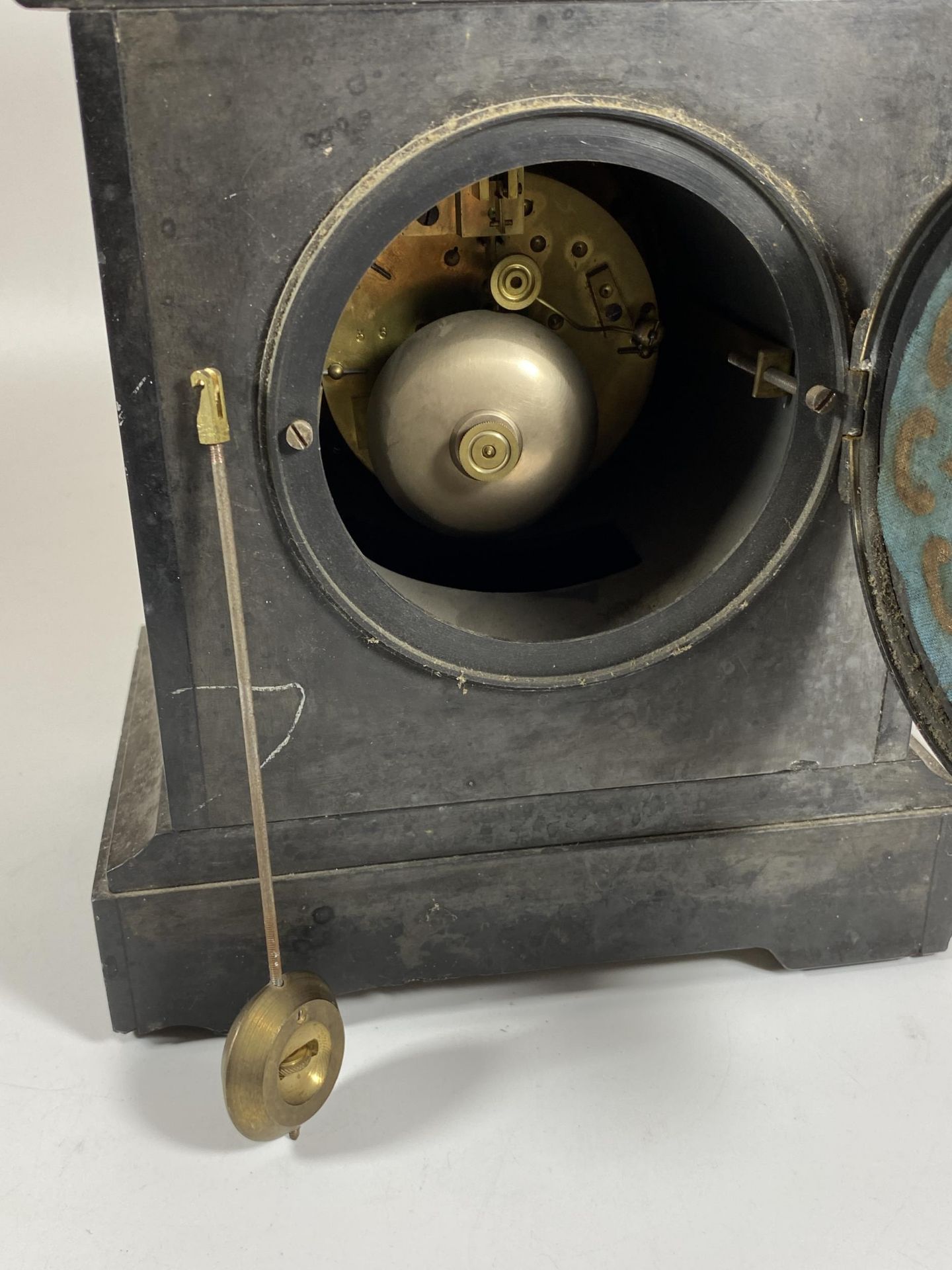 AN ANTIQUE FRENCH MARBLE AND GREEN SLATE CHIMING MANTLE CLOCK WITH PENDULUM - Image 6 of 7