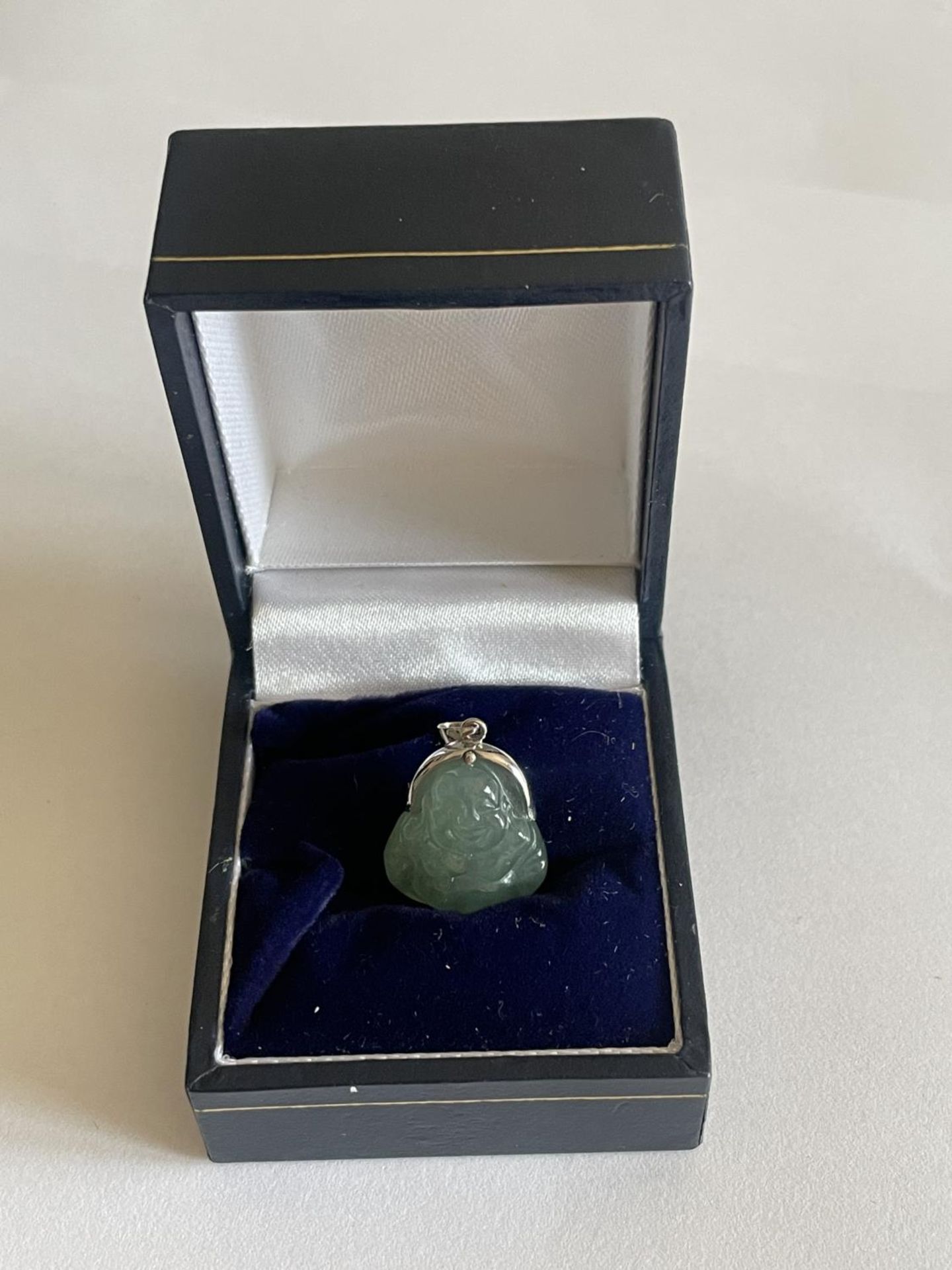 AN 18 CARAT WHITE GOLD AND JADE BUDDHA PENDANT INA PRESENTATION BOX - Image 3 of 3