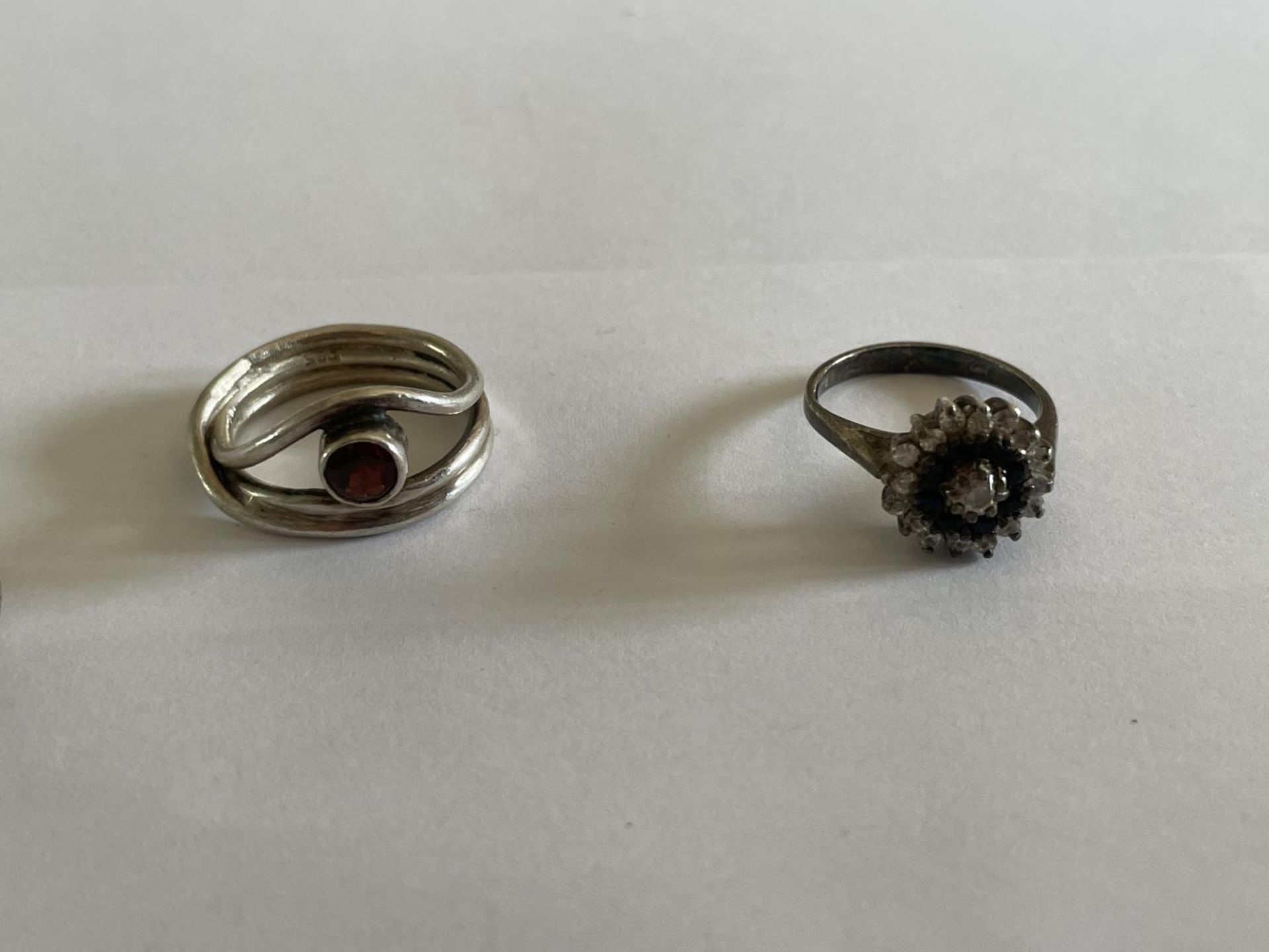 FIVE VARIOUS SILVER RINGS - Image 3 of 4