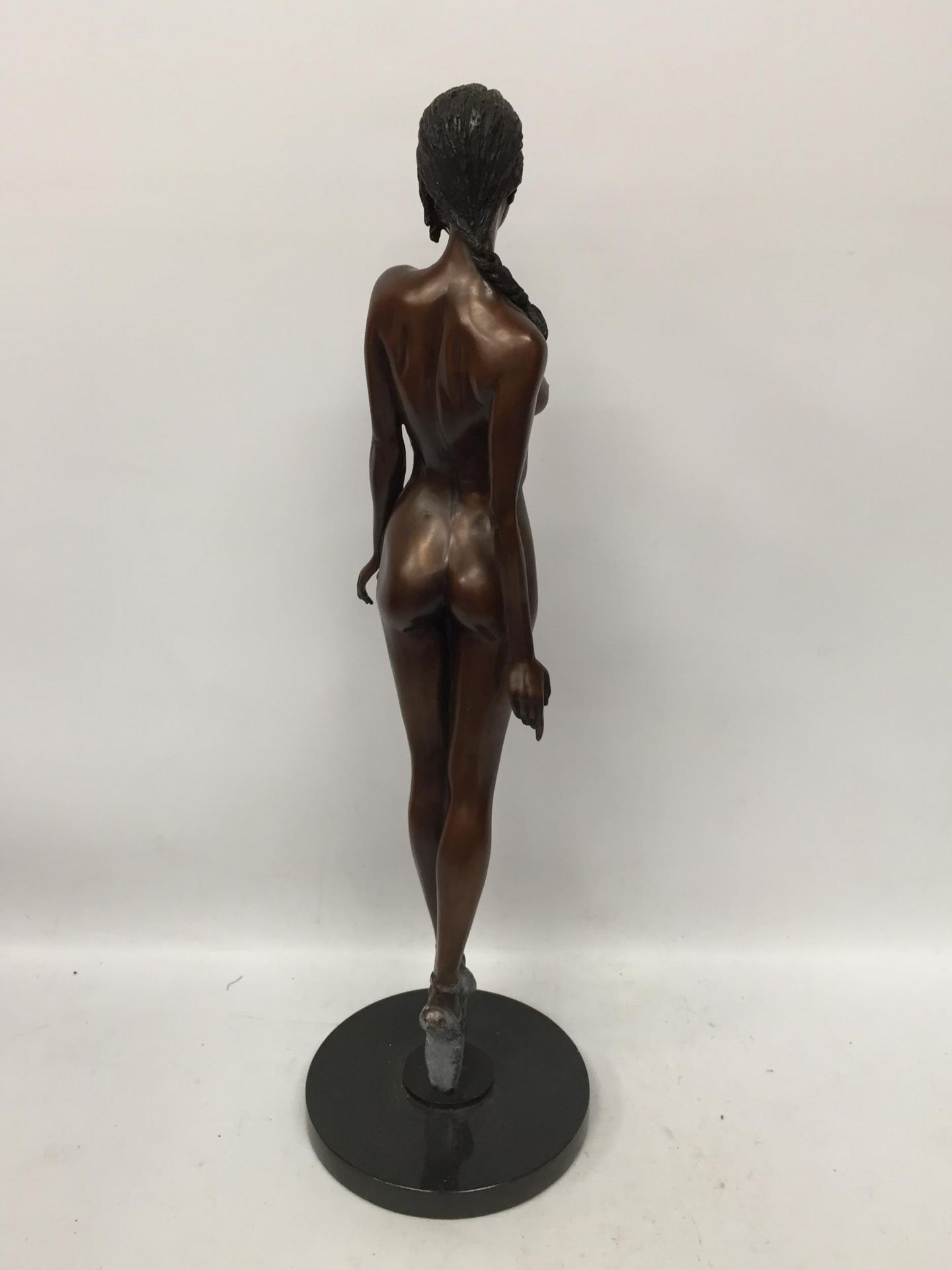 A BRONZE NUDE LADY BALLERINA FIGURE ON MARBLE BASE - Image 3 of 4