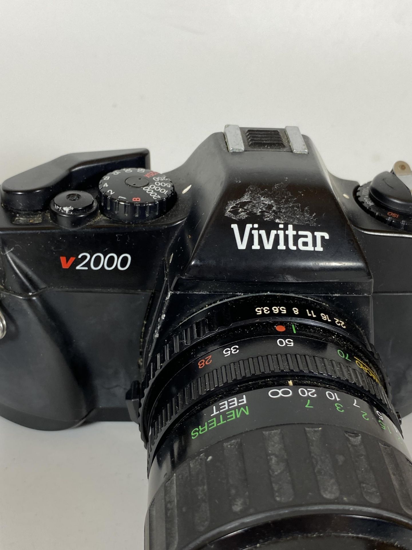 A VIVITAR V2000 CAMERA FITTED WITH VIVITAR MACRO FOCUS ZOOM 28-70MM LENS AND ORIGINAL BOOKLET - Bild 2 aus 4