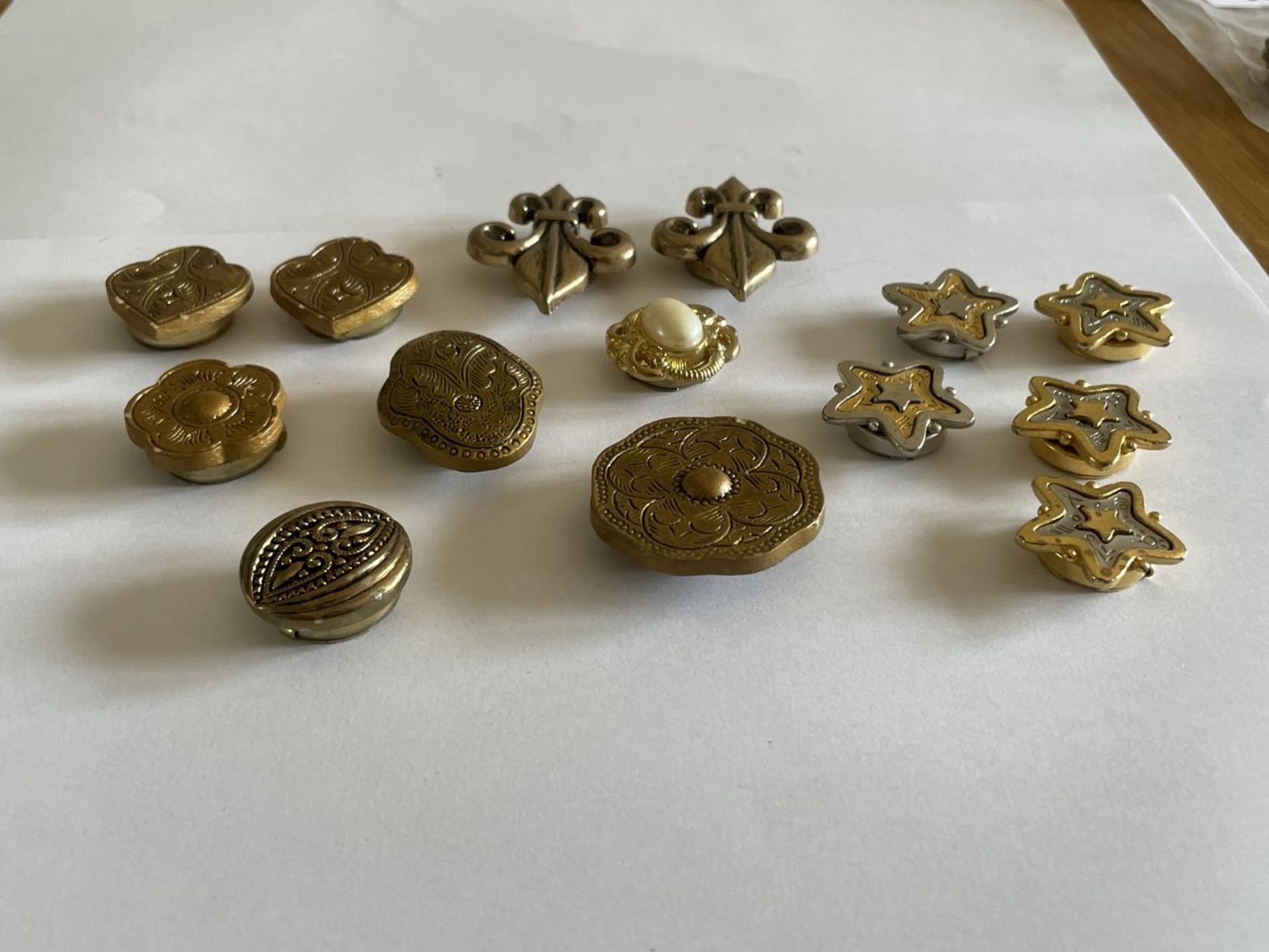 FOURTEEN ASSORTED METAL BADGES - Bild 3 aus 4