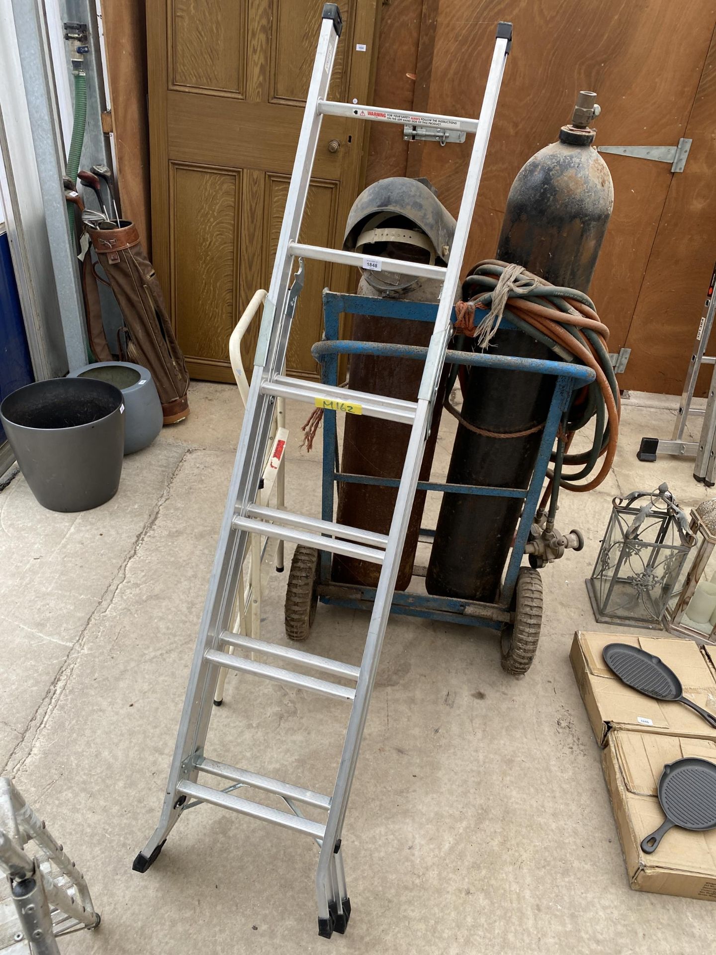 AN ASSORTMENT OF LADDERS TO INCLUDE AN ALUMINIUM ABRU THREE WAY LADDER AND TWO FURTHER STEP LADDERS - Image 4 of 4