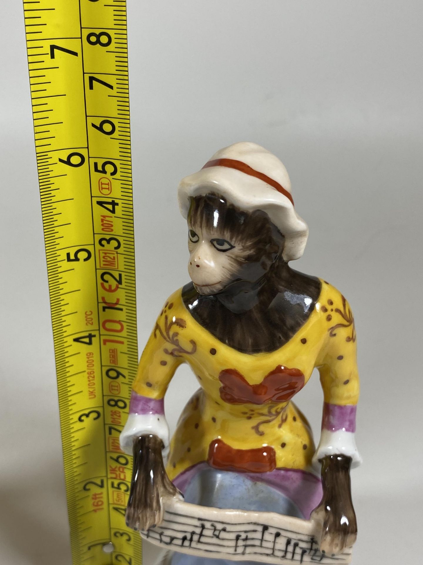 A CONTINENTAL DRESDEN STYLE PORCELAIN MONKEY SHEET MUSIC MUSICIAN FIGURE, HEIGHT 16CM - Image 5 of 5
