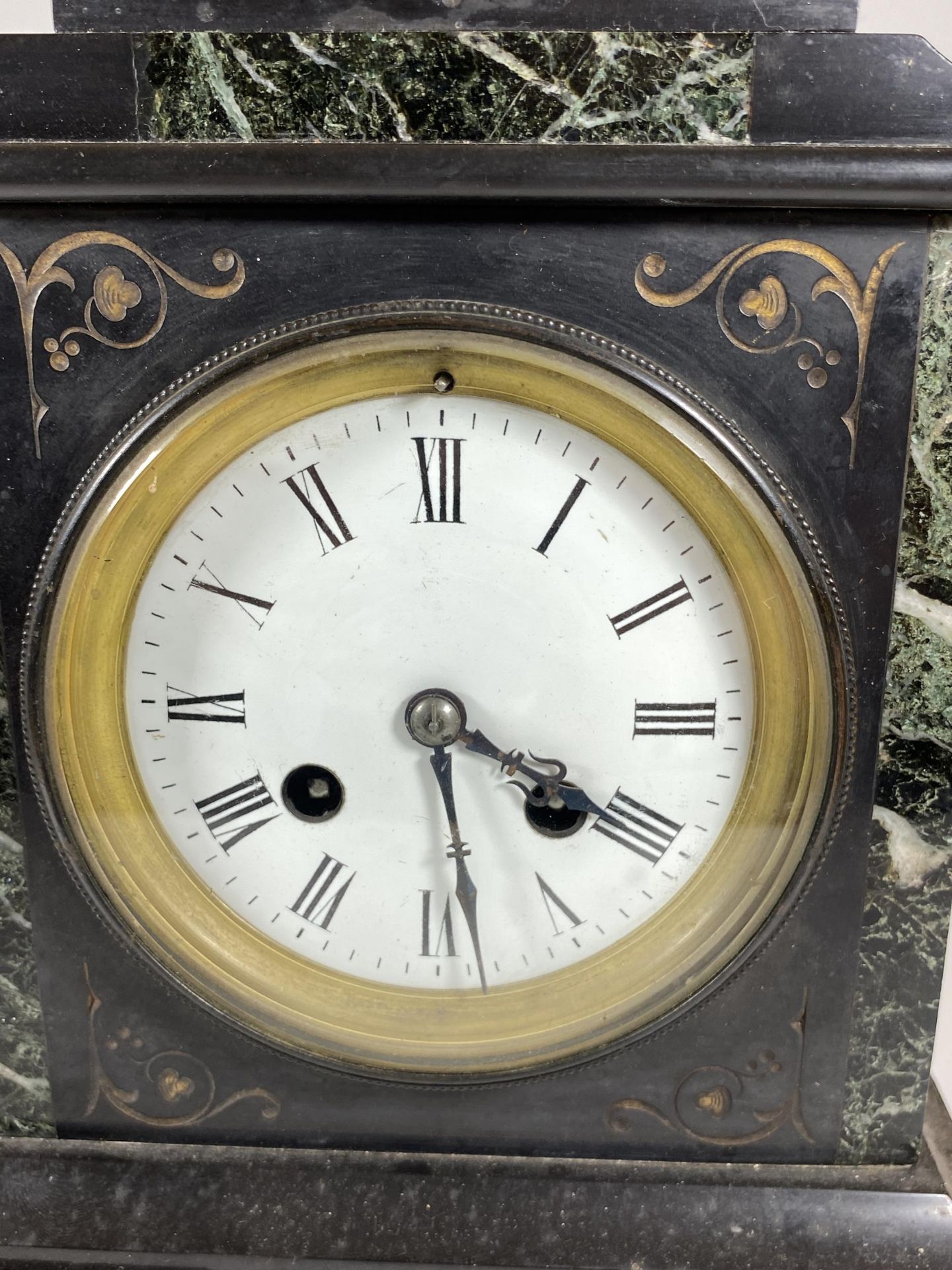 AN ANTIQUE FRENCH MARBLE AND GREEN SLATE CHIMING MANTLE CLOCK WITH PENDULUM - Image 4 of 7