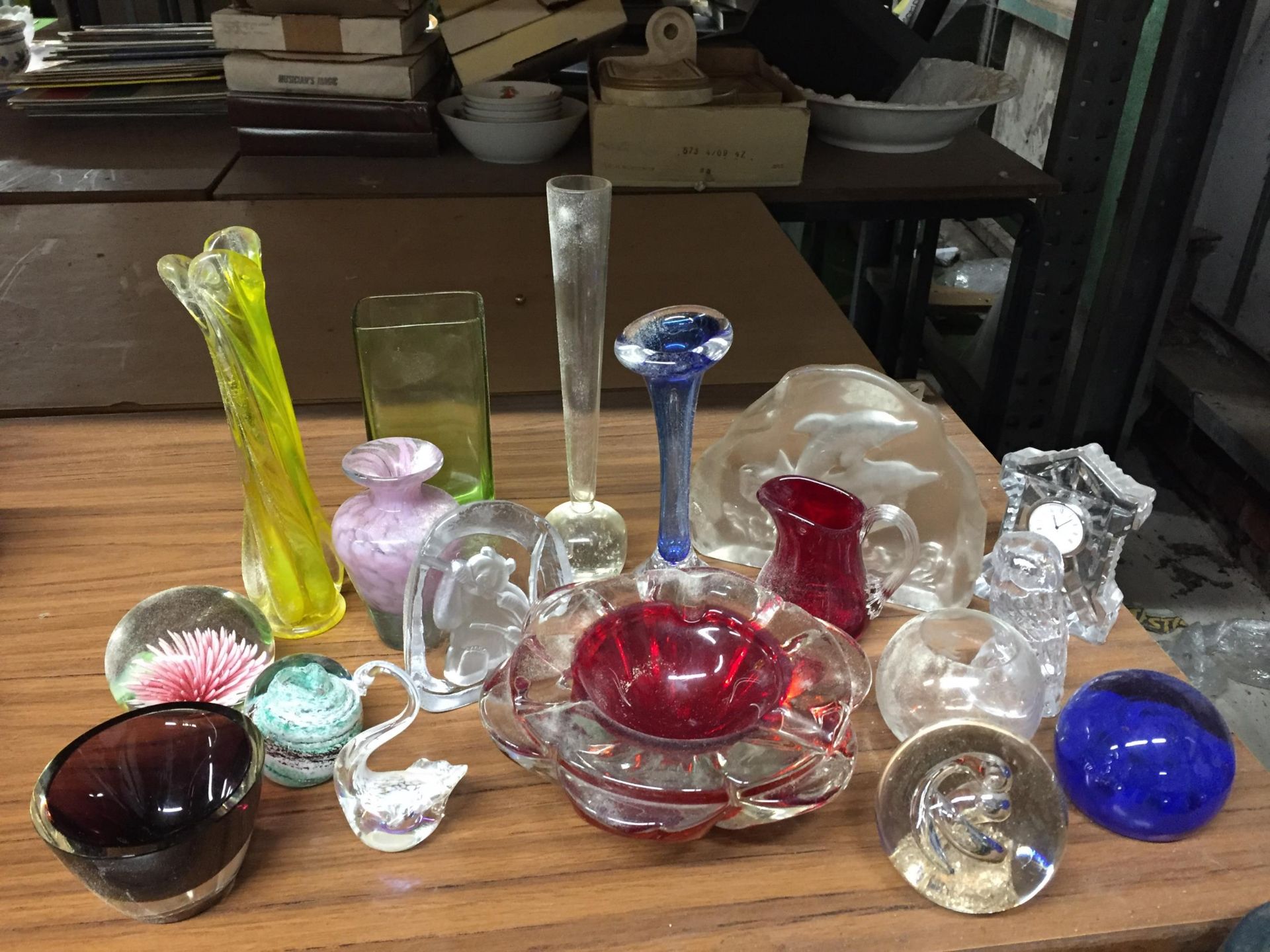 A MIXED LOT OF GLASSWARE TO INCLUDE WHITEFRIARS LOBE VASE , PAPERWEIGHTS ETC