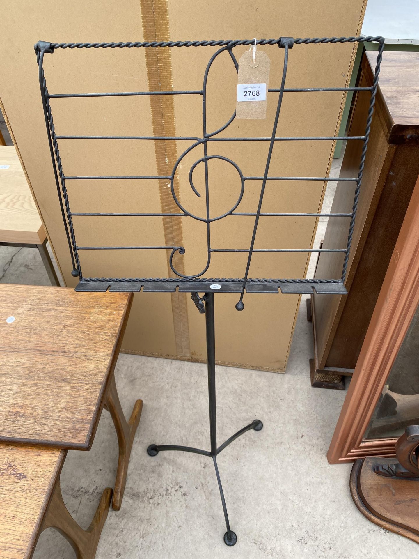 A MODERN WROUGHT IRON ADJUSTABLE MUSIC STAND ON TRIPOD BASE