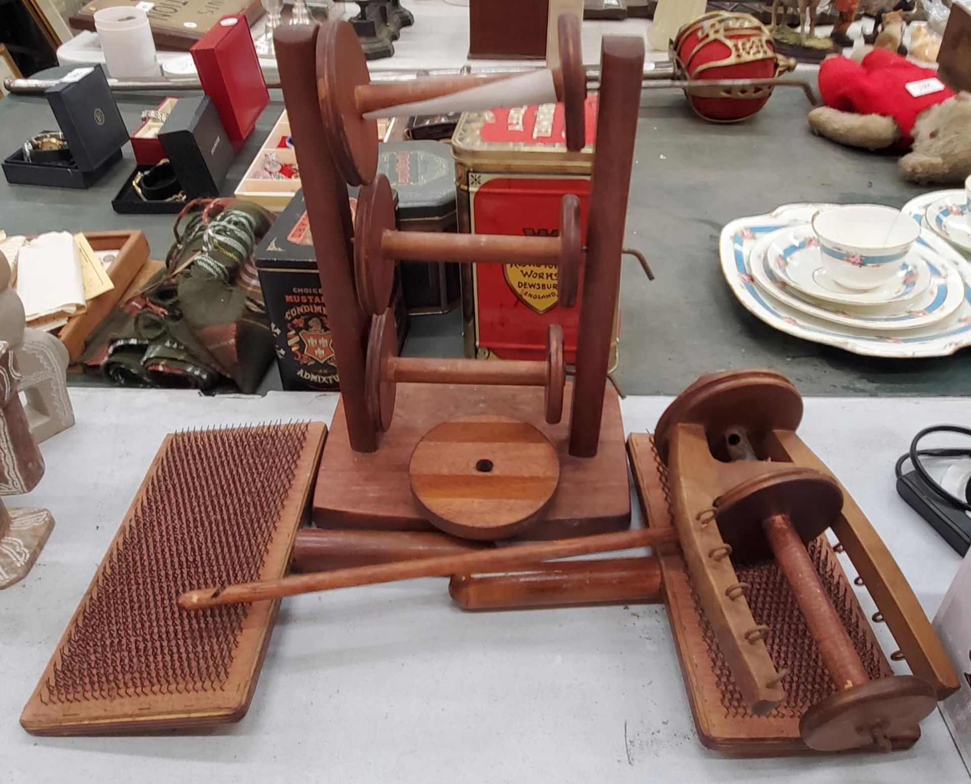 A COLLECTION OF VINTAGE WOOD CARDING TOOLS