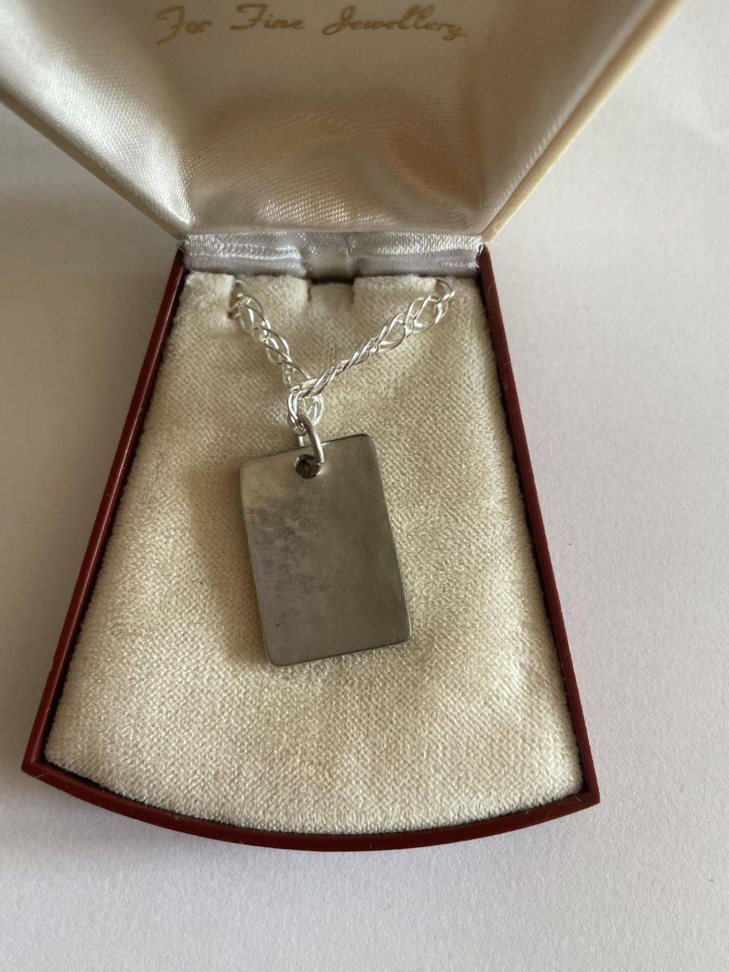 A SILVER NECKLACE WITH INGOT PENDANT IN A PRESENTATION BOX - Bild 3 aus 3